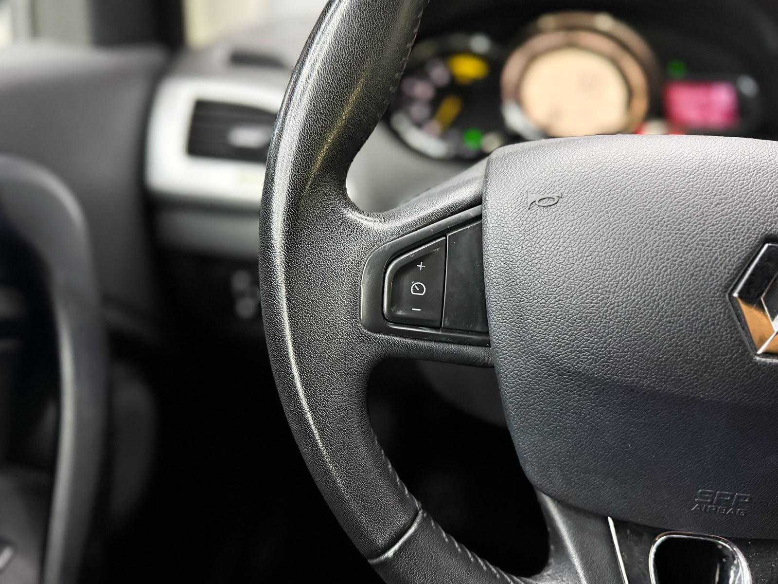RENAULT Mégane 1.5 dCi Dynamique EDC-image-11