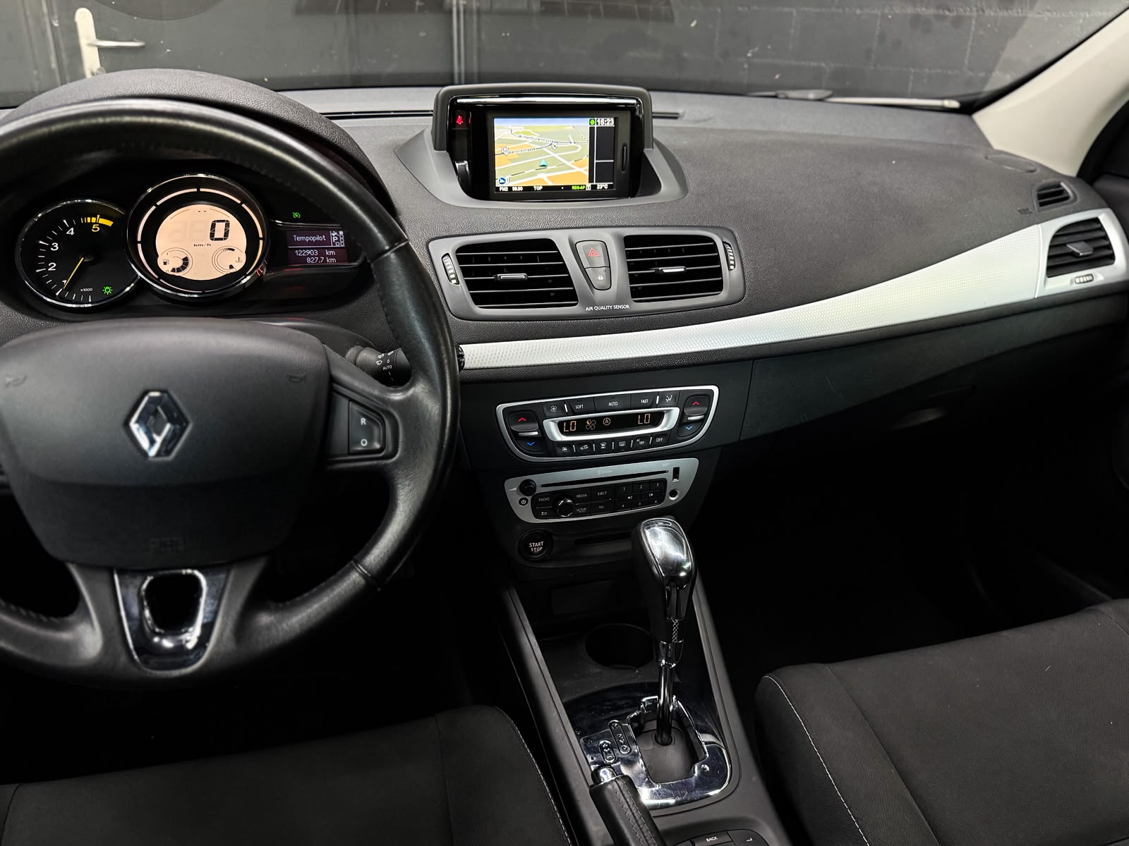 RENAULT Mégane 1.5 dCi Dynamique EDC-image-18
