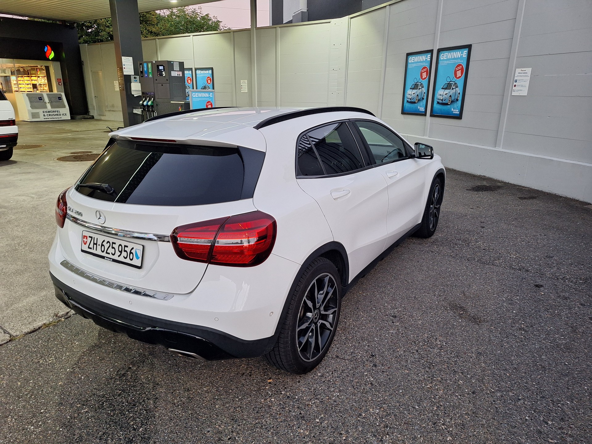 MERCEDES-BENZ GLA 200-image-2