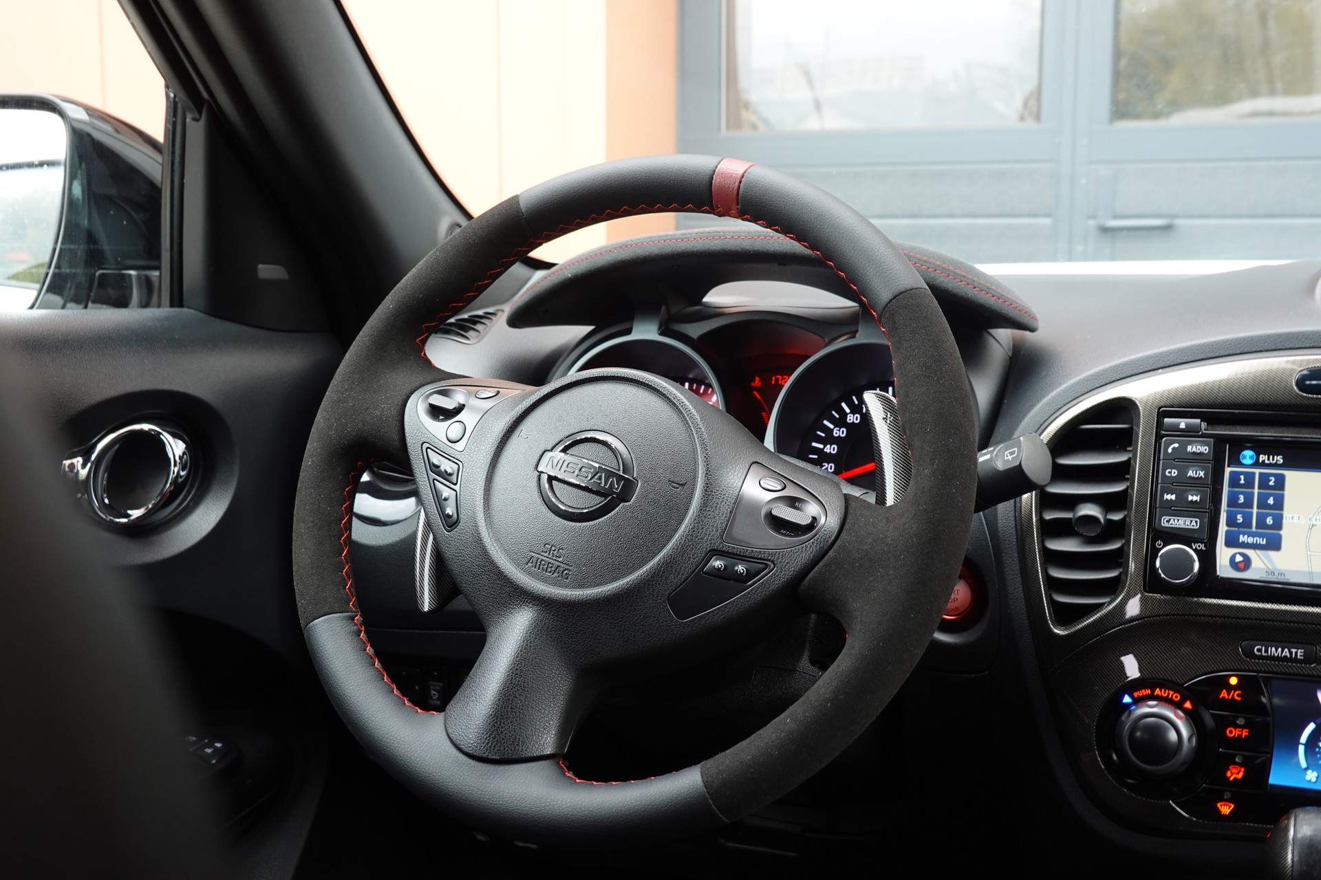 NISSAN Juke 1.6 DIG-T Nismo RS 4x4 "* CH Auto * Sièges Recaro * Black Edition * Interieur Alcantara * Tempomat *"-image-12