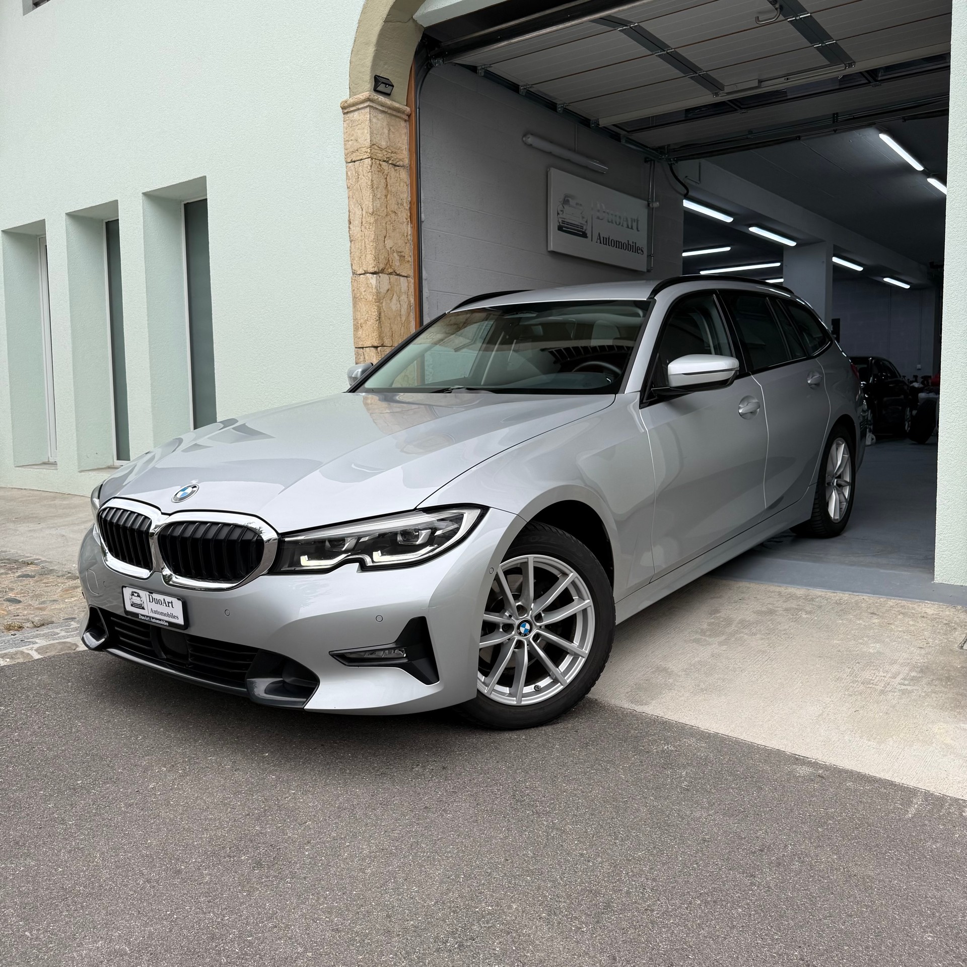 BMW 320d xDrive 48V Touring Sport Line Steptronic-image-0