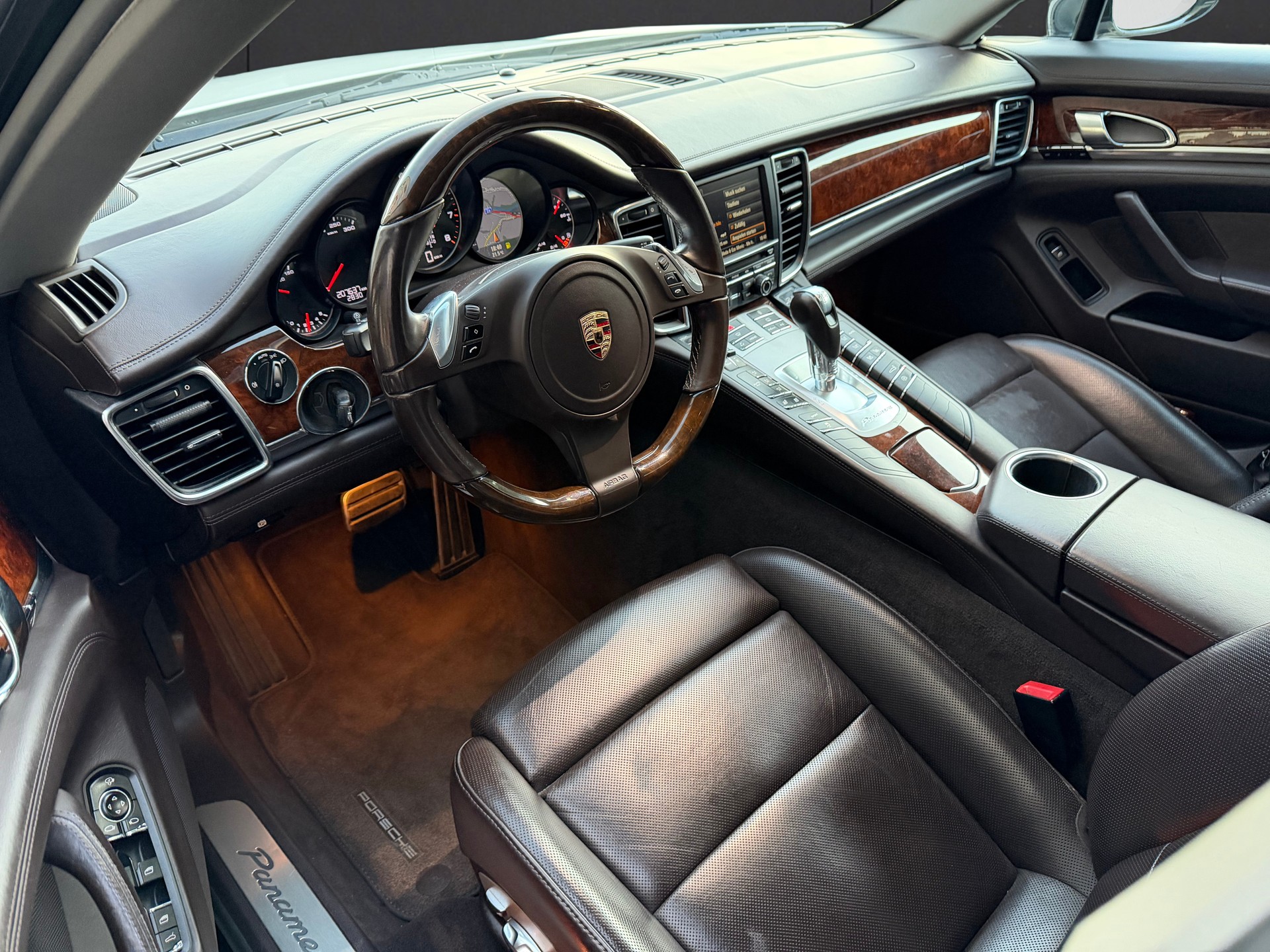PORSCHE 4-image-8