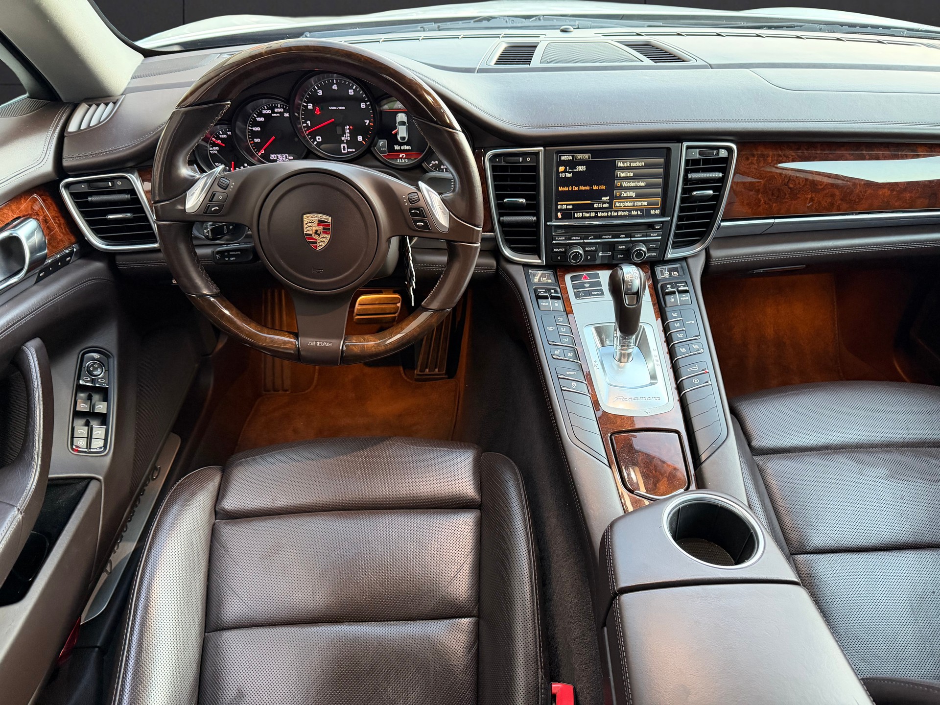 PORSCHE 4-image-9