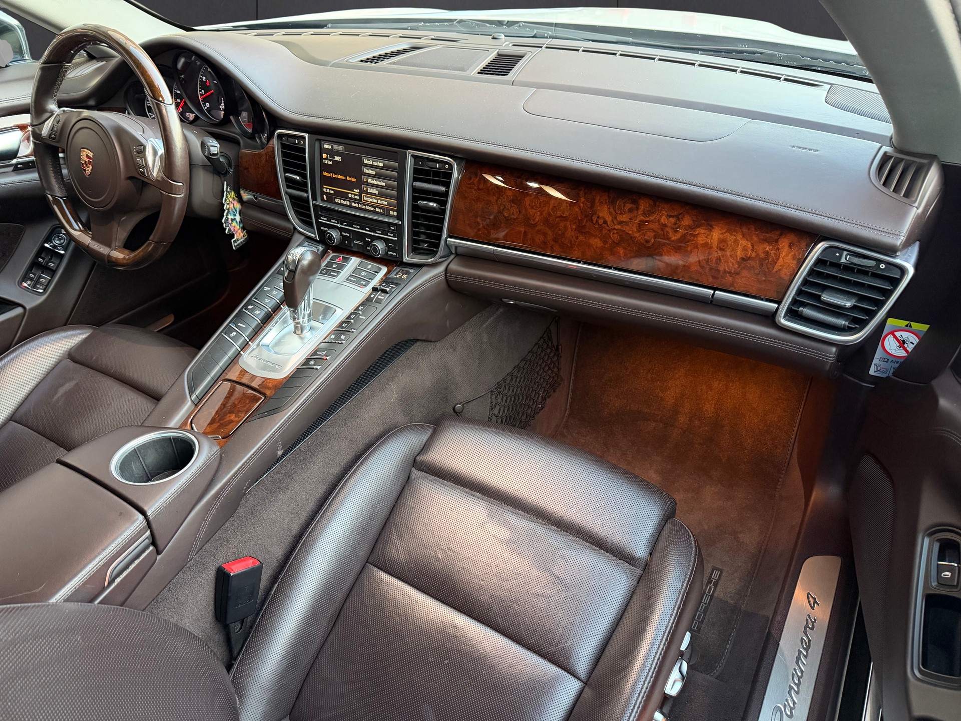 PORSCHE 4-image-12
