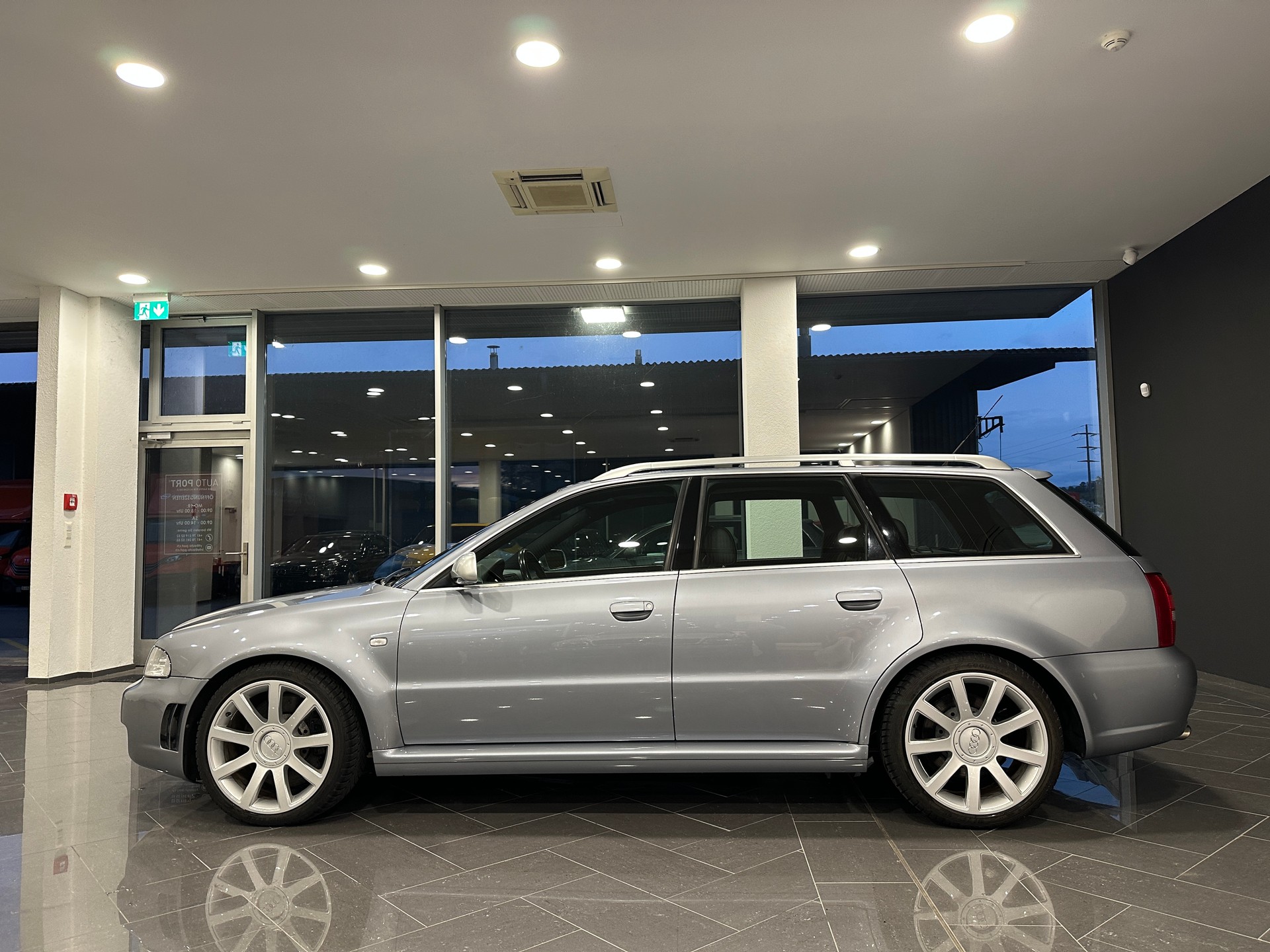 AUDI RS4 Avant quattro-image-6