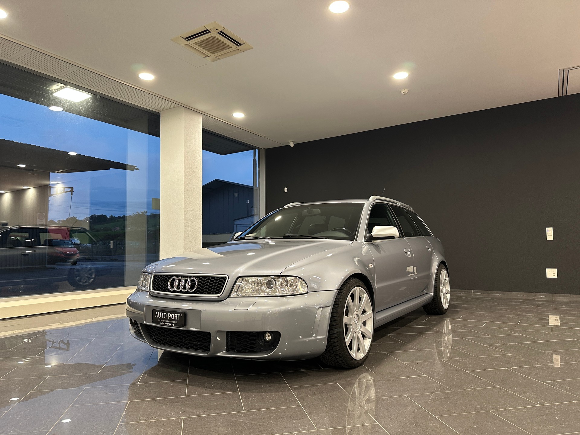AUDI RS4 Avant quattro-image-3