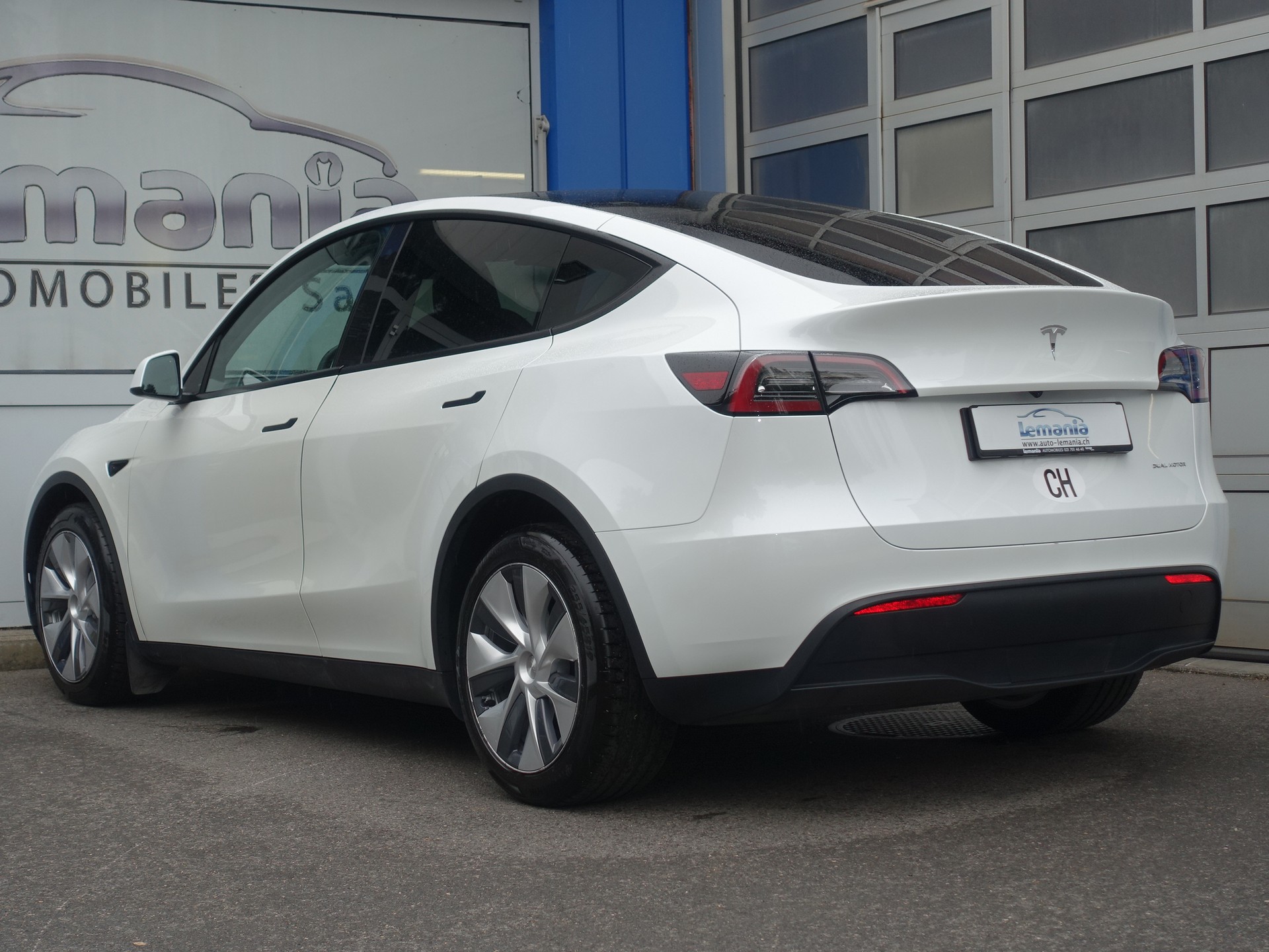 TESLA Model Y Long Range-image-4