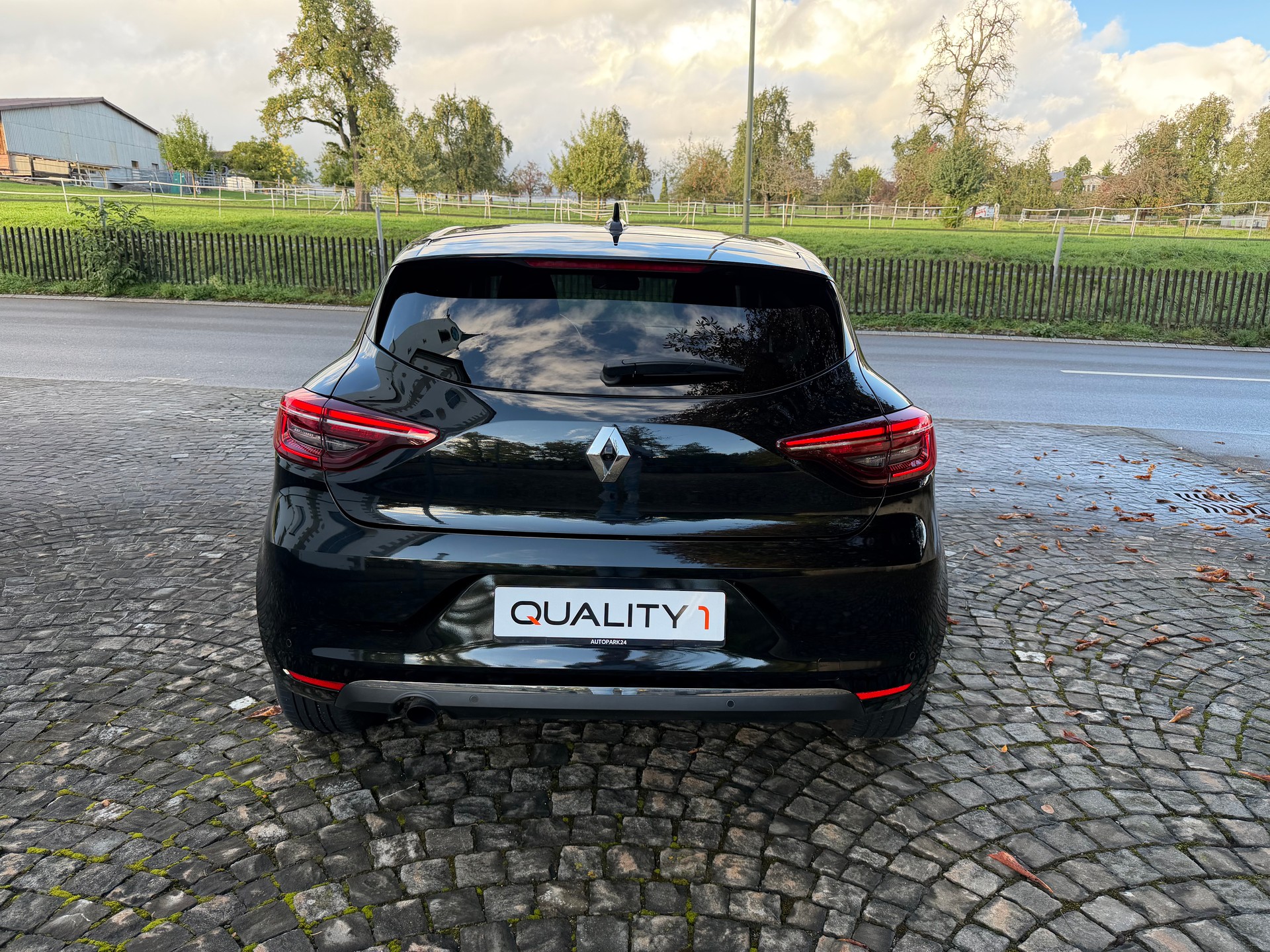 RENAULT Clio 1.0 Intens / Ab MFK / Service gepflegt / 36 Monate Garantie exkl. / 8 Fach / Navi / LED / Rückfahrkamera / Digital Cockpit-image-4
