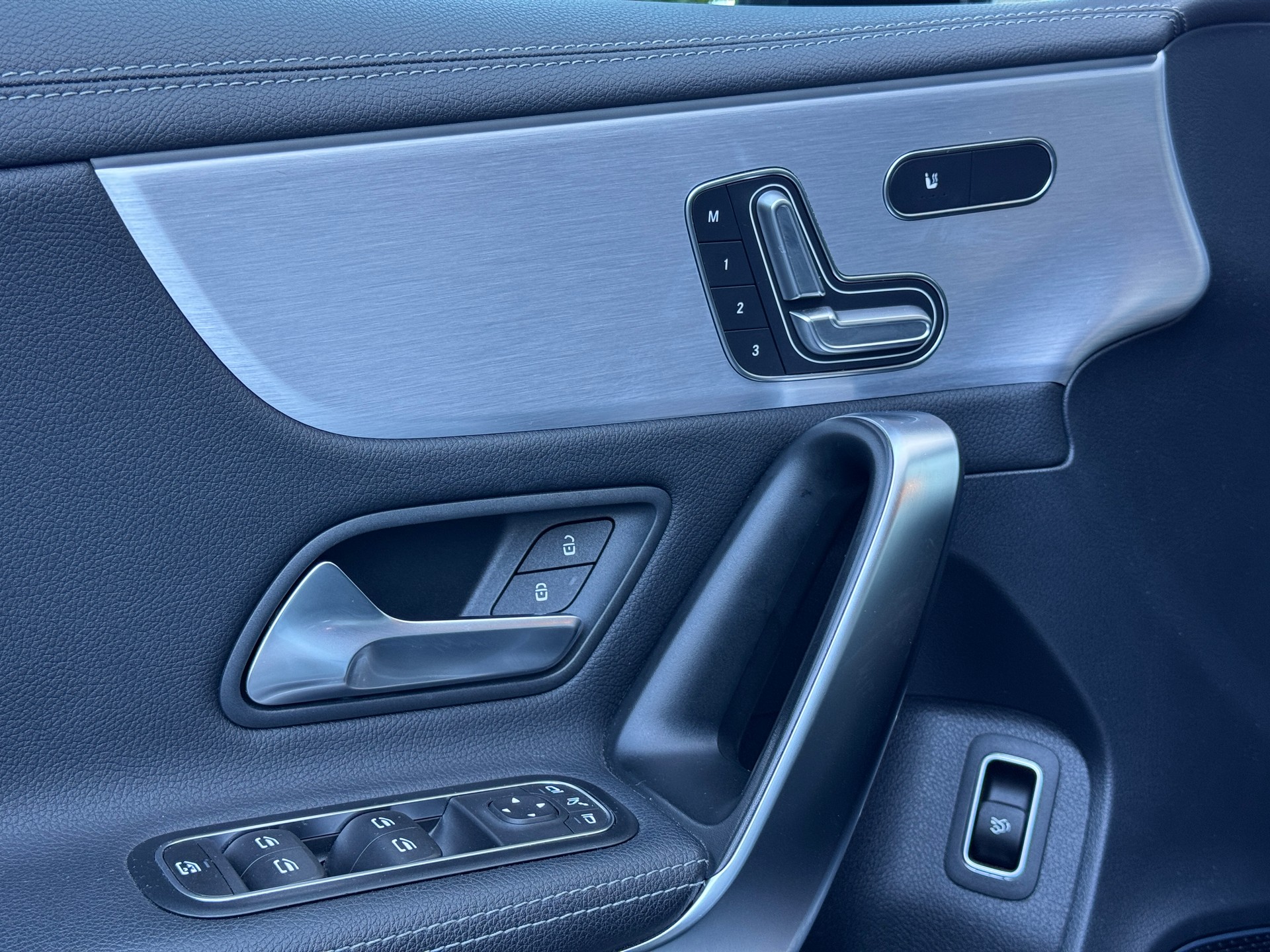 MERCEDES-BENZ A 35 AMG 4Matic Speedshift-image-11