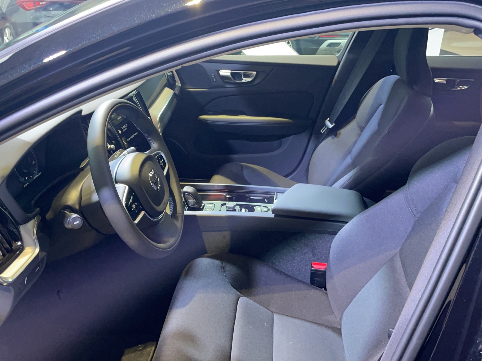 VOLVO V60 B4 Diesel Mild Hybrid Momentum Geartronic-image-6