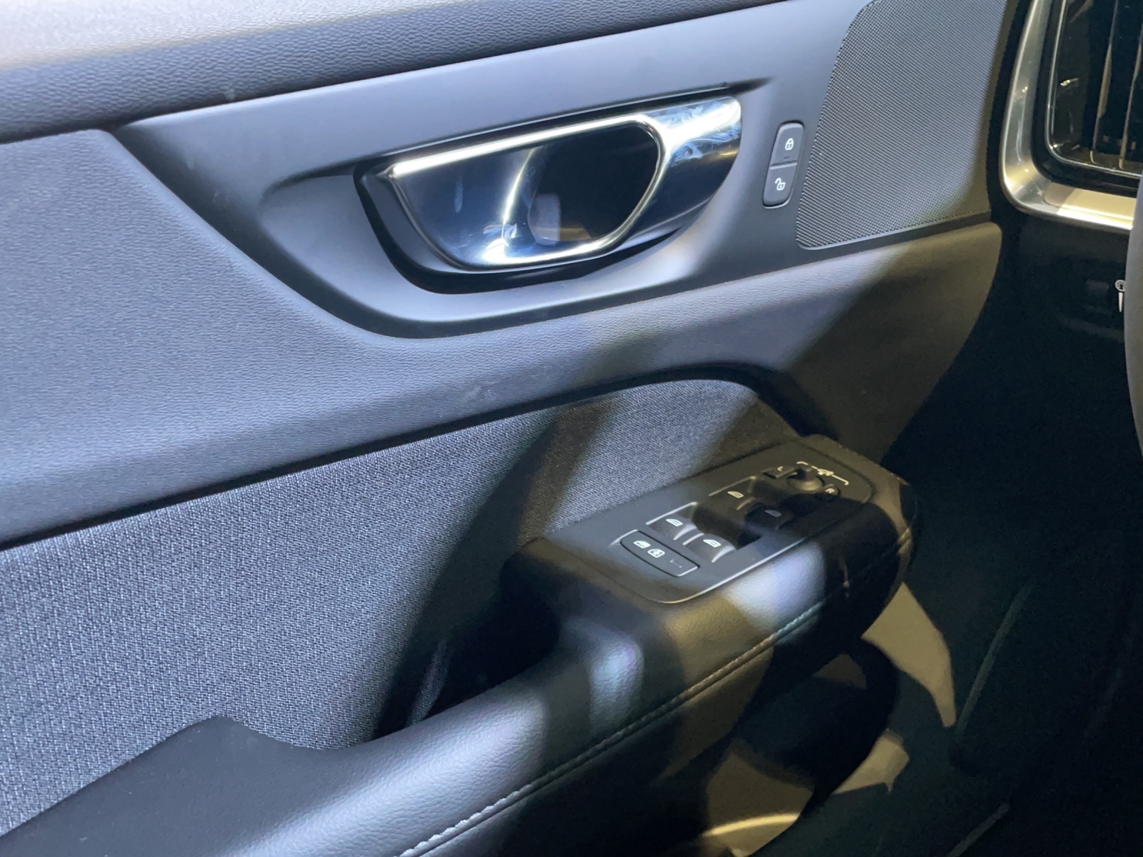 VOLVO V60 B4 Diesel Mild Hybrid Momentum Geartronic-image-12