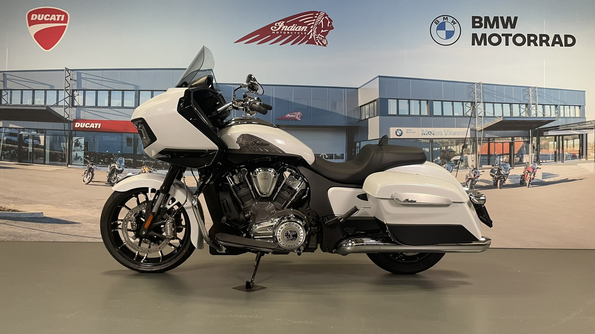 INDIAN Challenger Limited-showroom-element-3