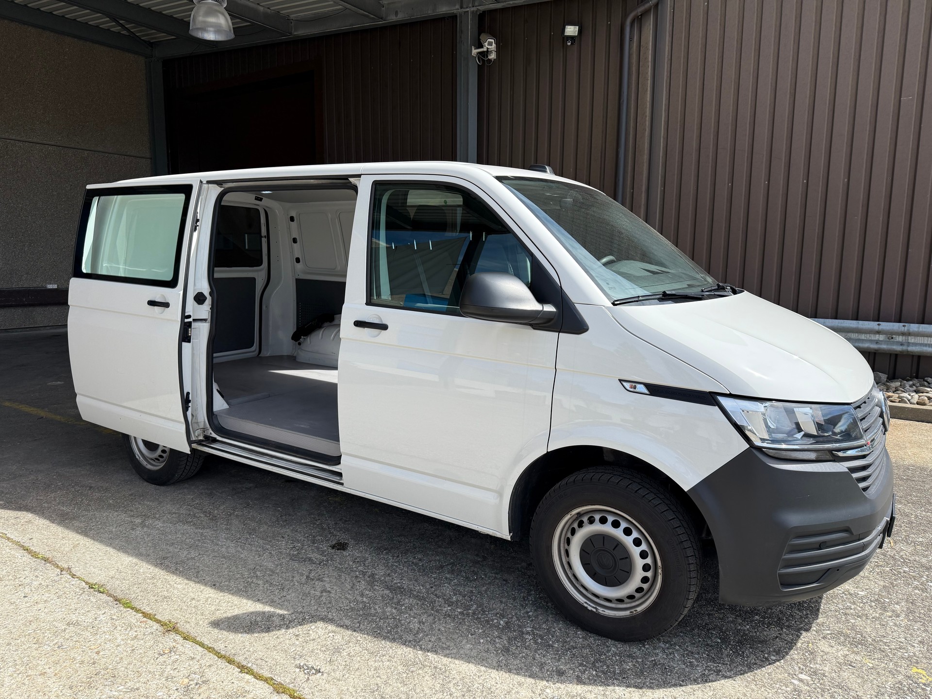 VW T6.1 2.0 TDI 4Motion DSG-image-3