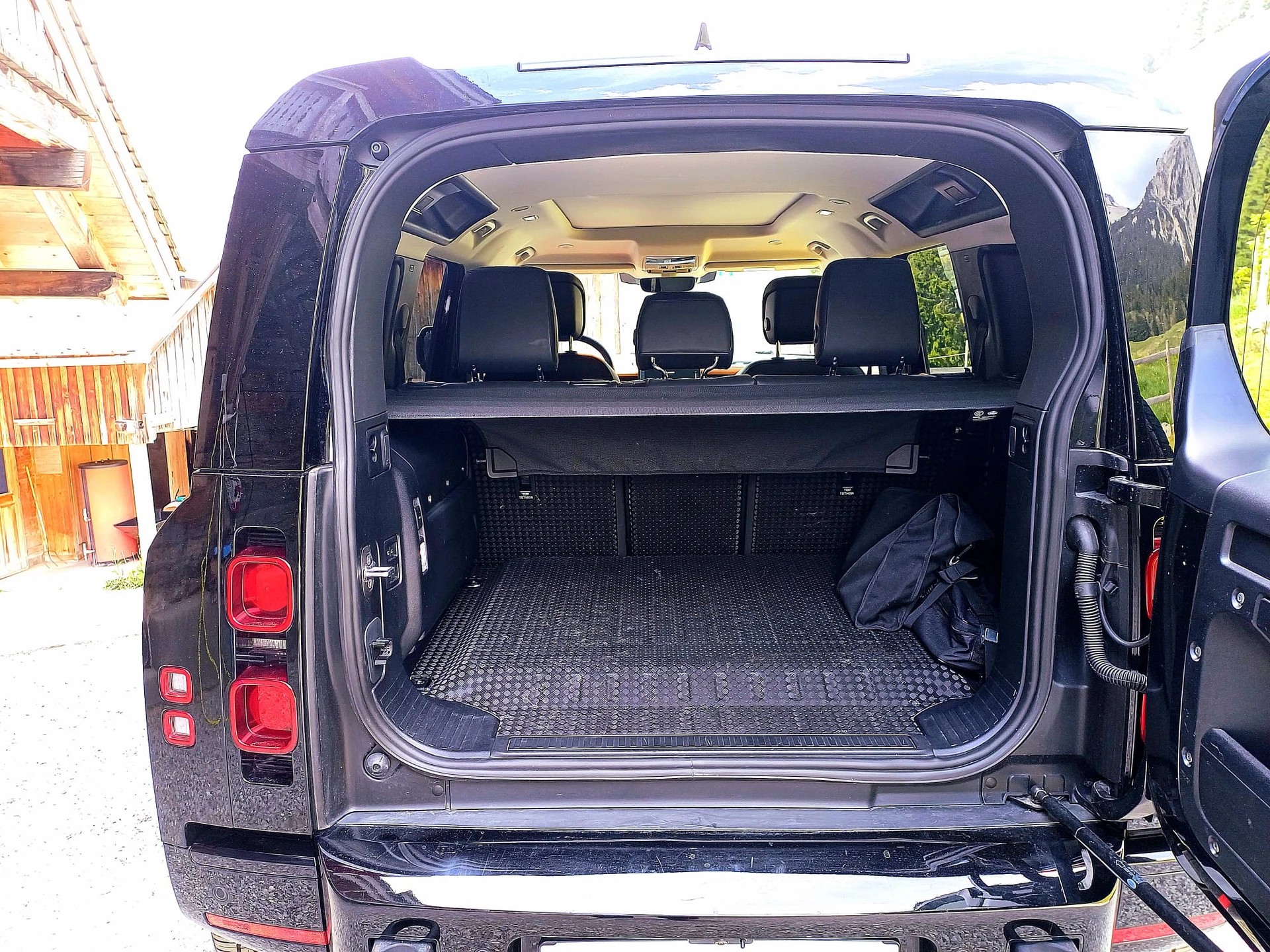 LAND ROVER Defender 110 P400e Si4 PHEV X-Dynamic HSE AT8-image-9