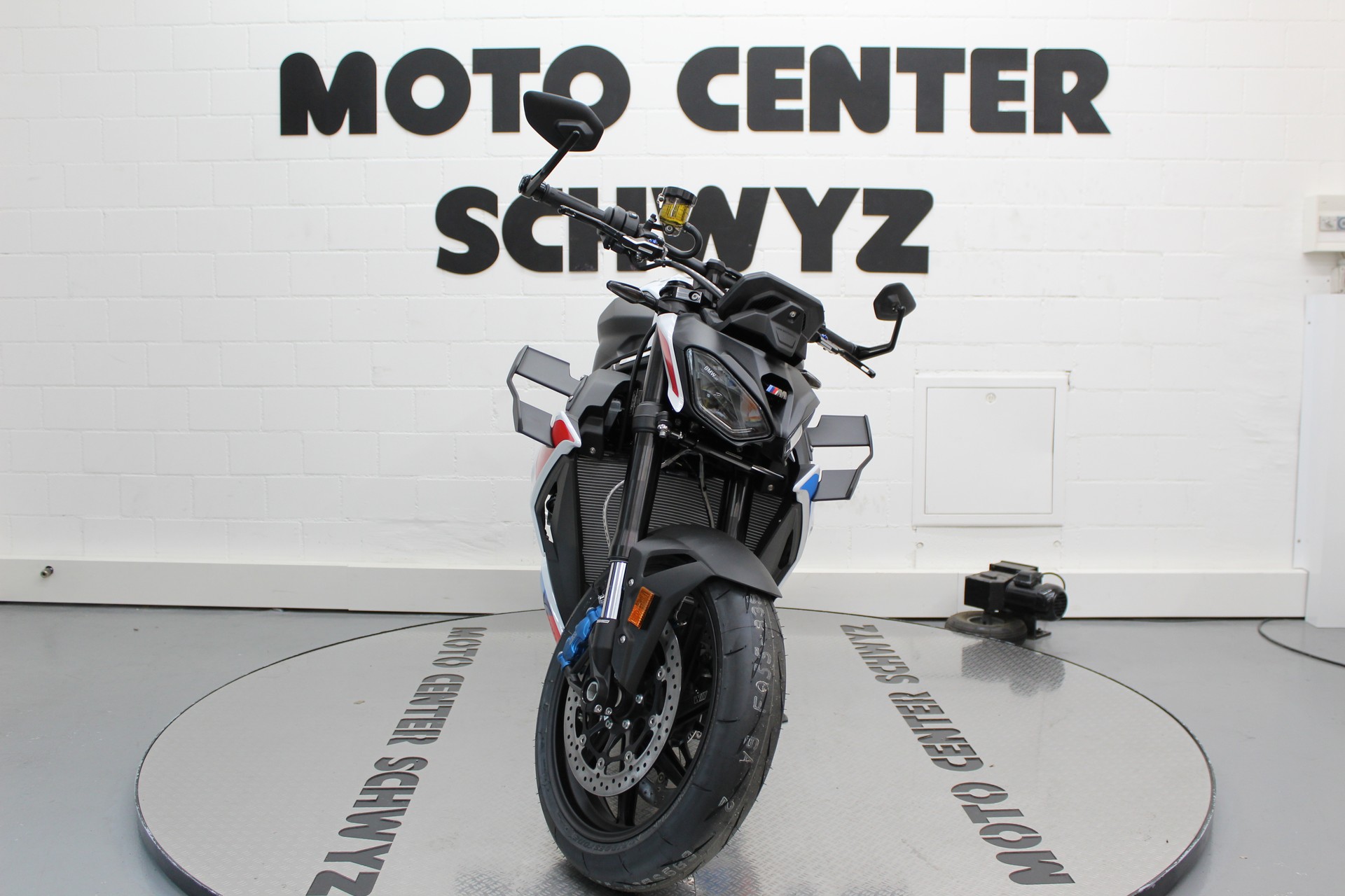 BMW M 1000 R-showroom-element-2