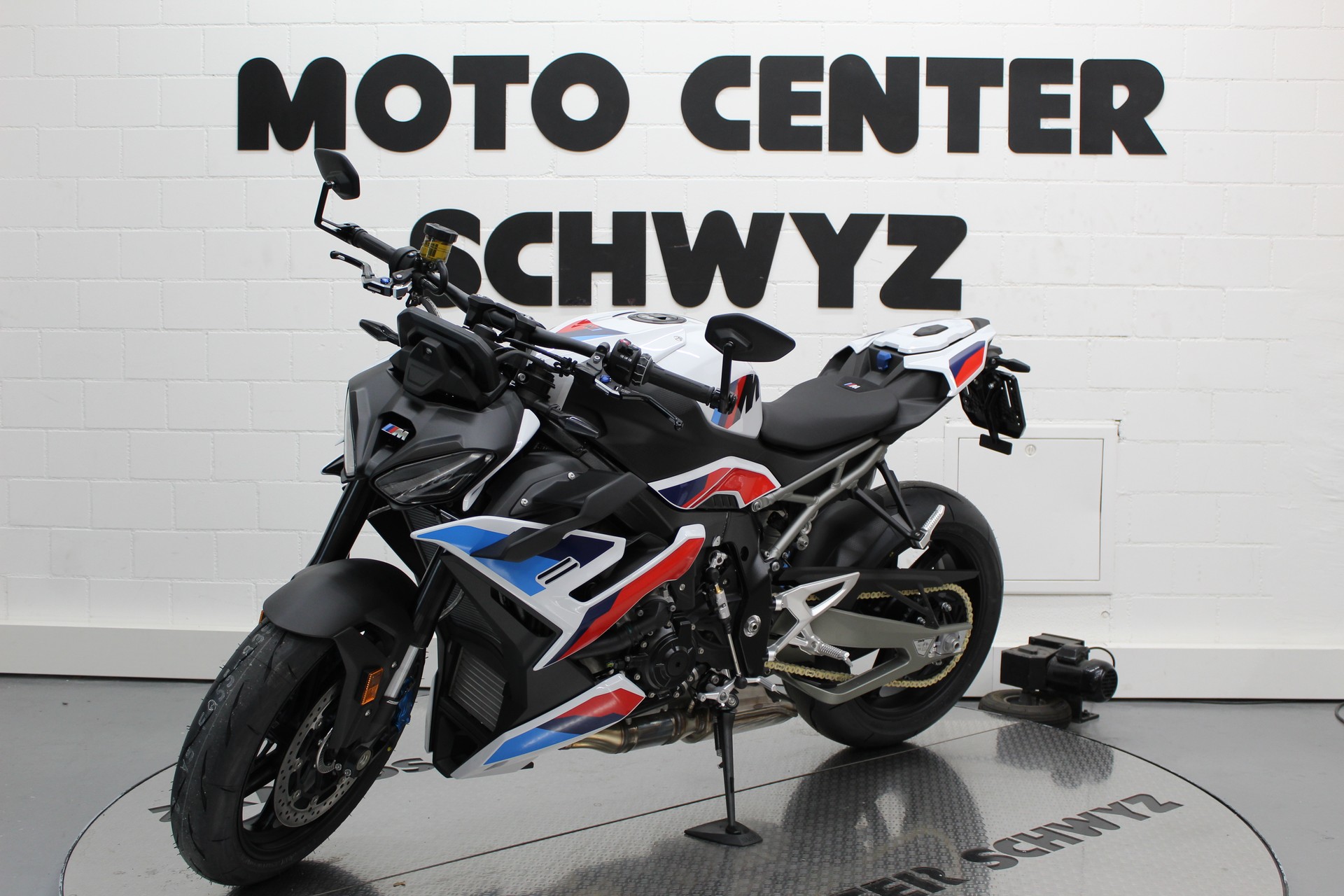 BMW M 1000 R-showroom-element-3