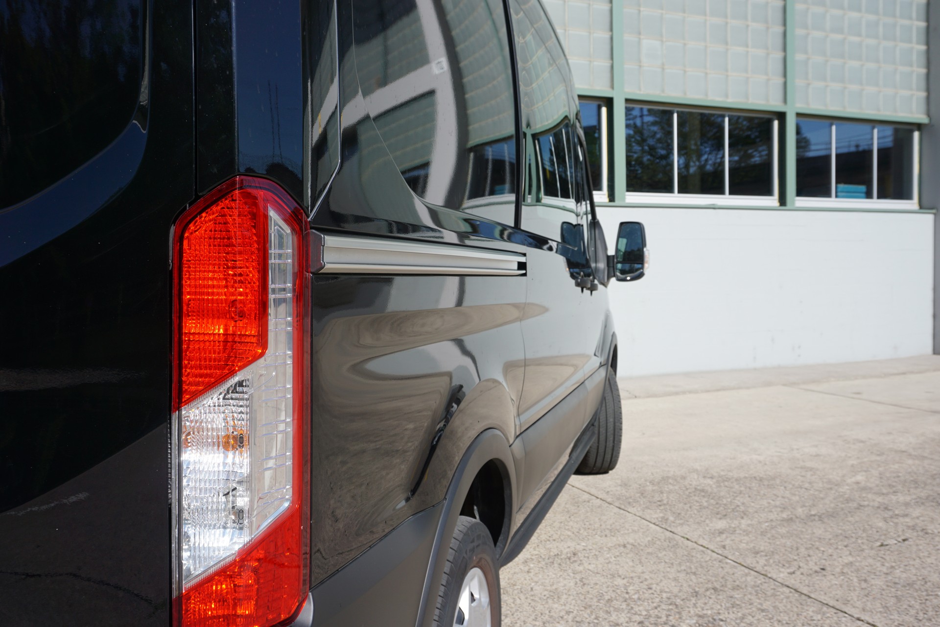 FORD E-Transit Van 350 L2 Trend RWD 68kWh-image-6