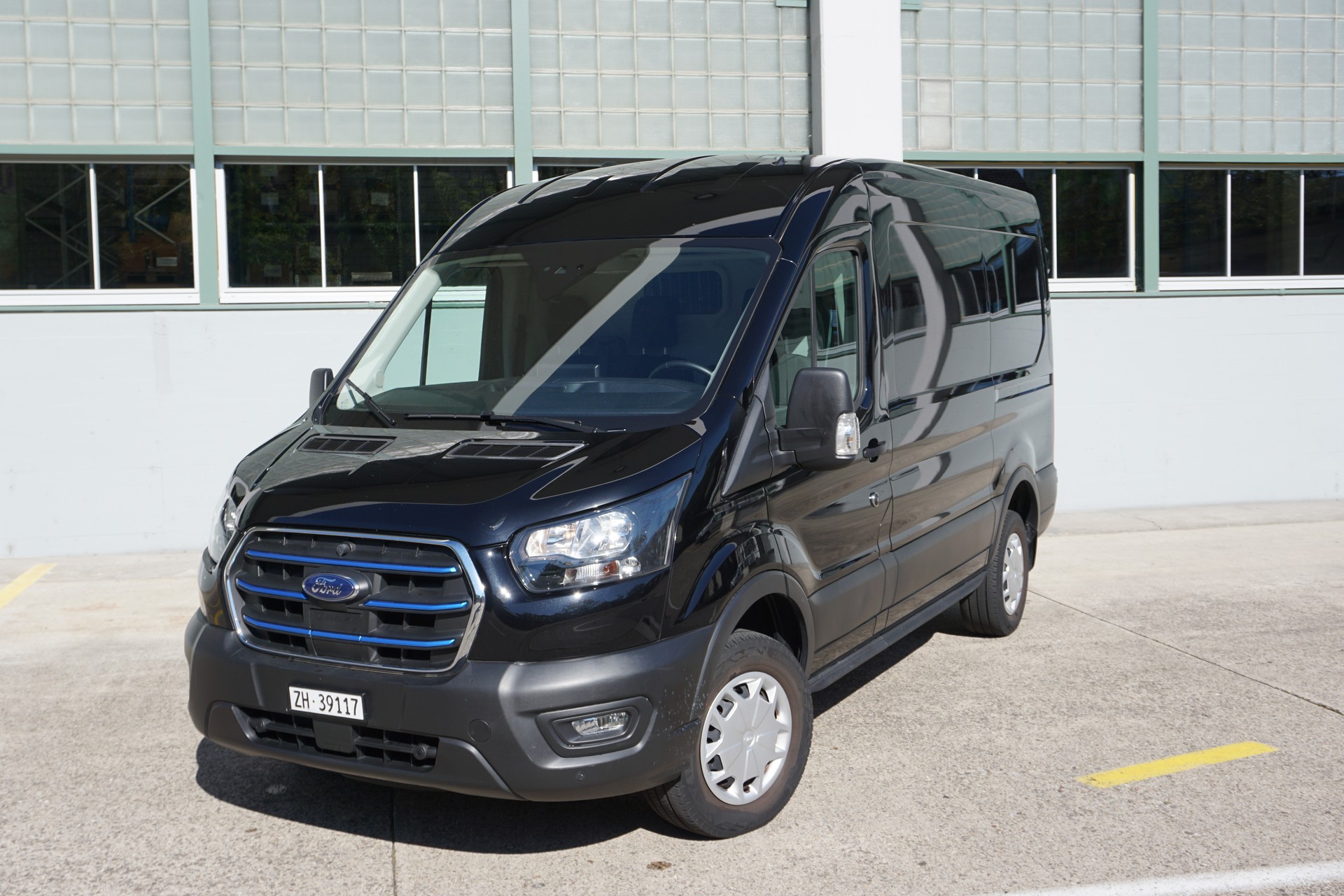 FORD E-Transit Van 350 L2 Trend RWD 68kWh-image-0