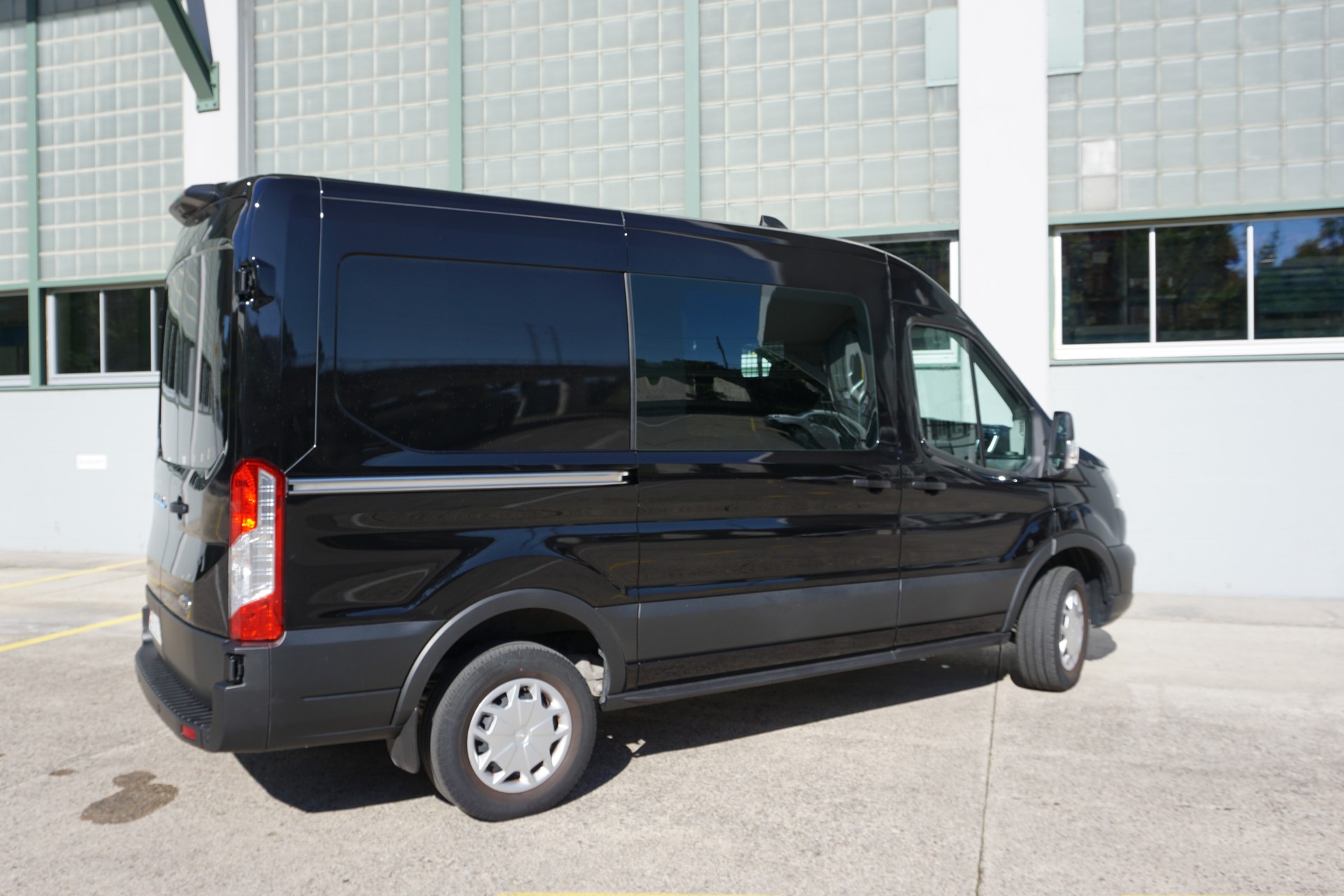 FORD E-Transit Van 350 L2 Trend RWD 68kWh-image-2