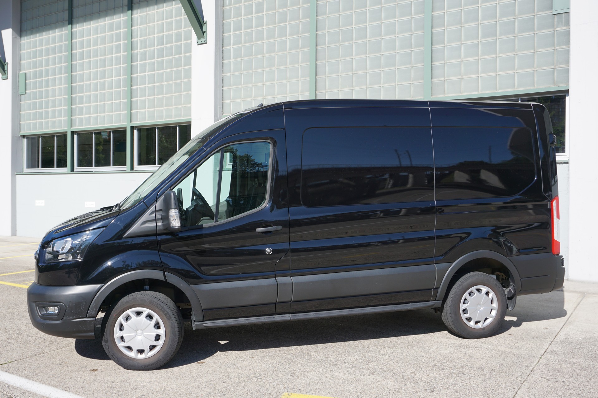 FORD E-Transit Van 350 L2 Trend RWD 68kWh-image-1