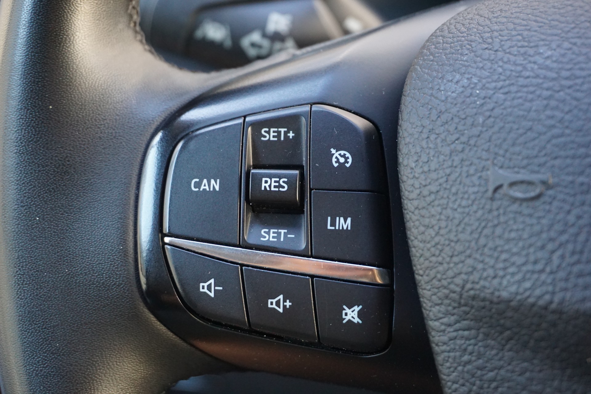 FORD E-Transit Van 350 L2 Trend RWD 68kWh-image-8