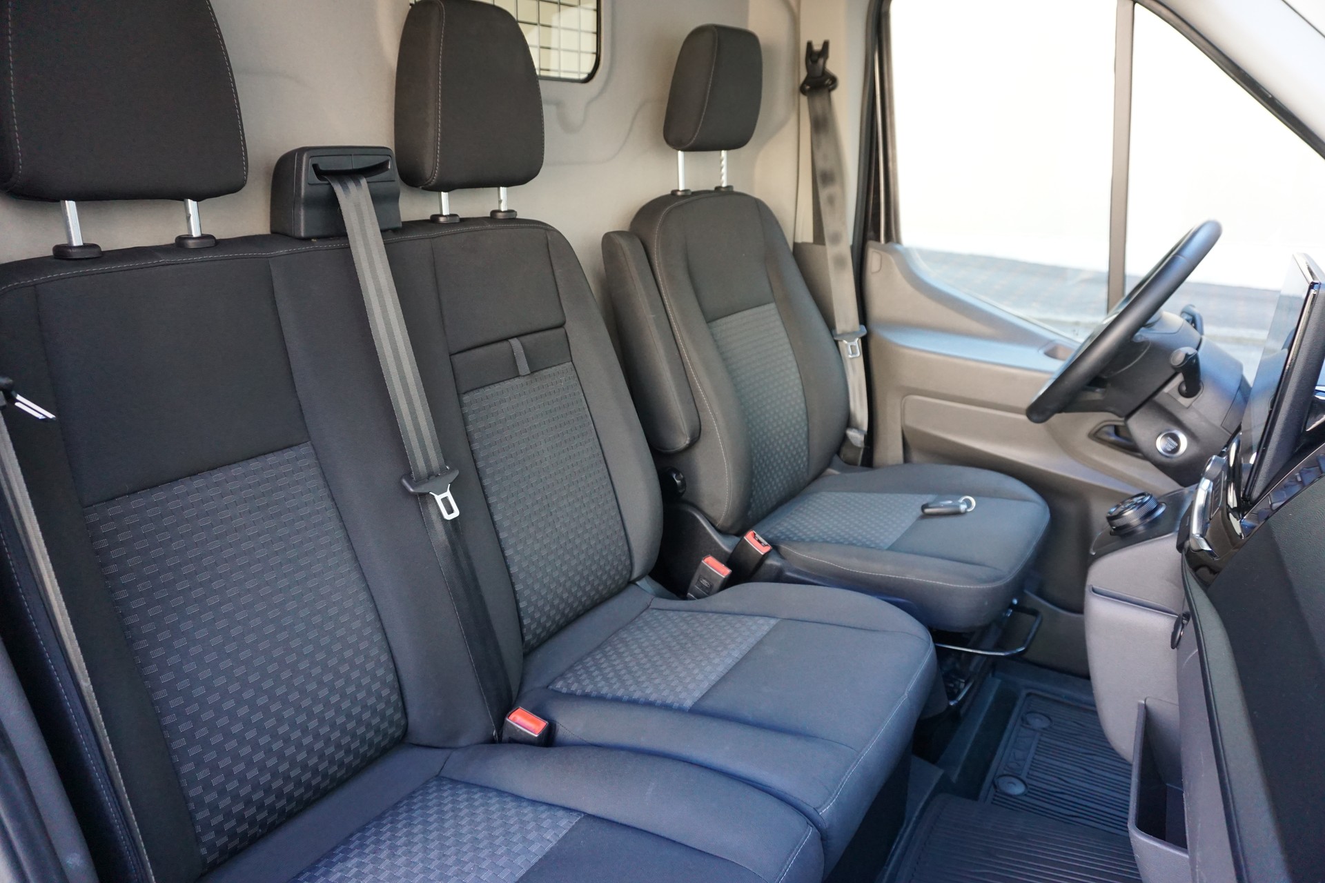 FORD E-Transit Van 350 L2 Trend RWD 68kWh-image-4