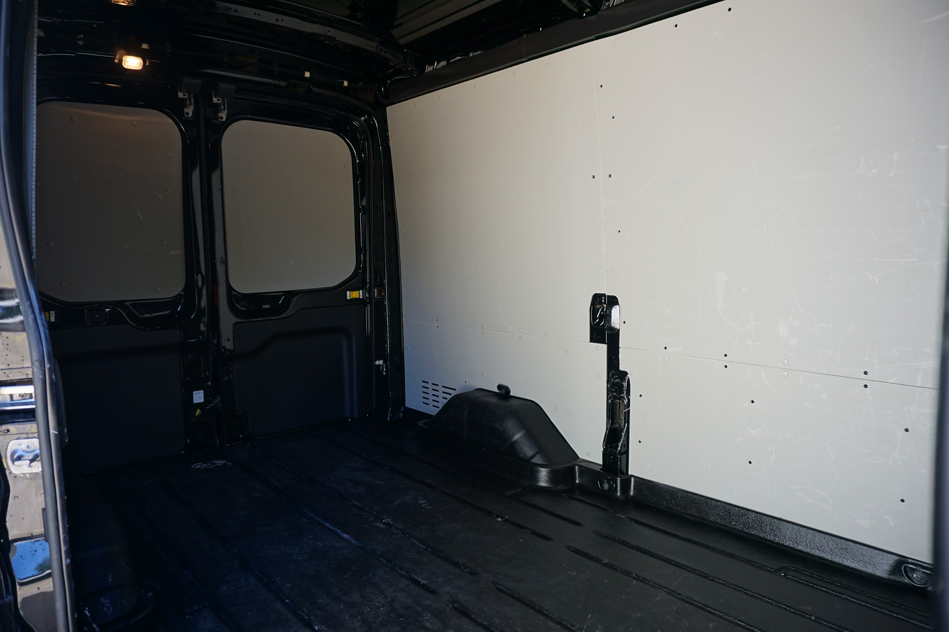 FORD E-Transit Van 350 L2 Trend RWD 68kWh-image-3