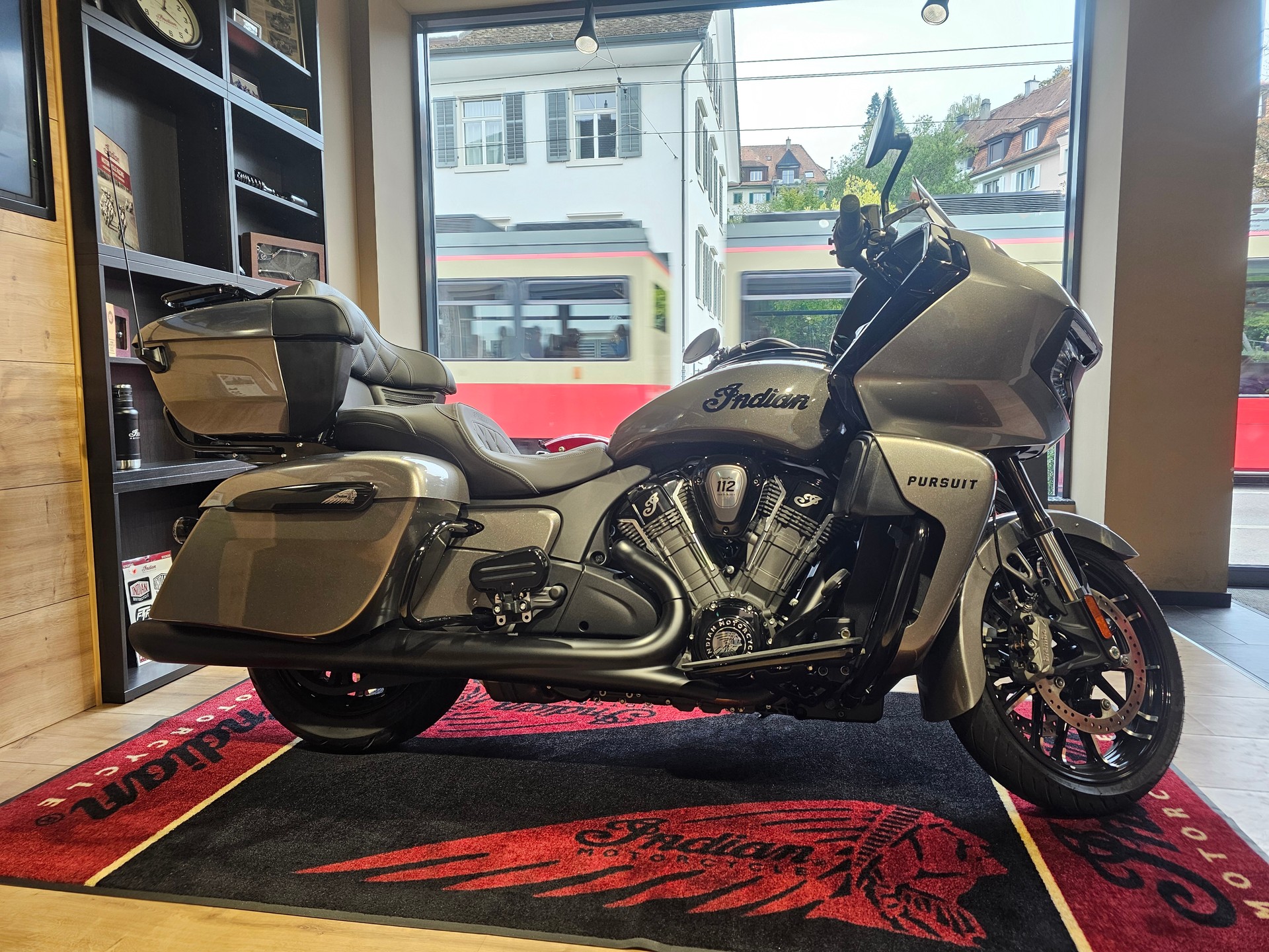 INDIAN Pursuit Dark Horse
