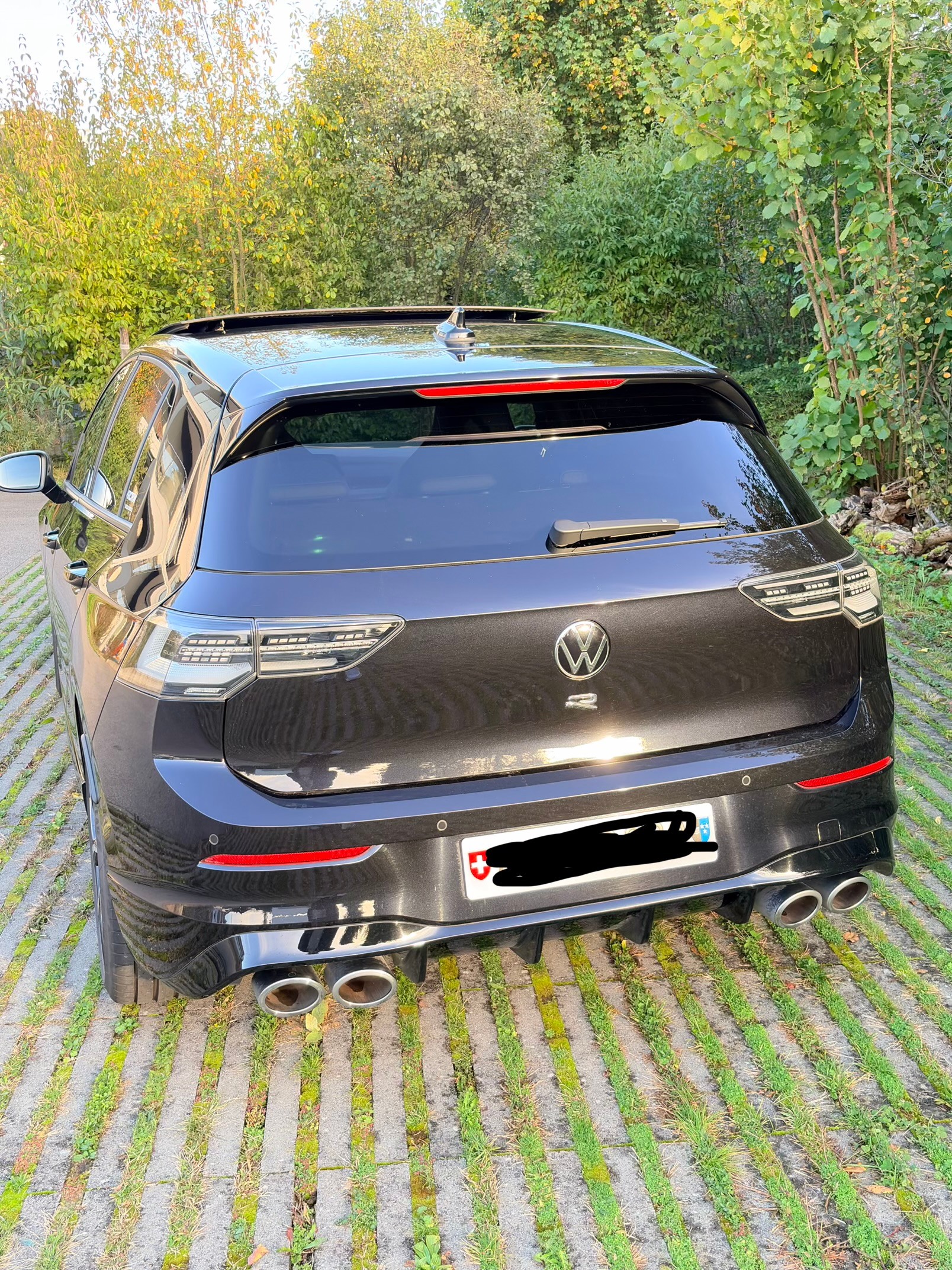 VW Golf 2.0 TSI R DSG 4Motion-image-1