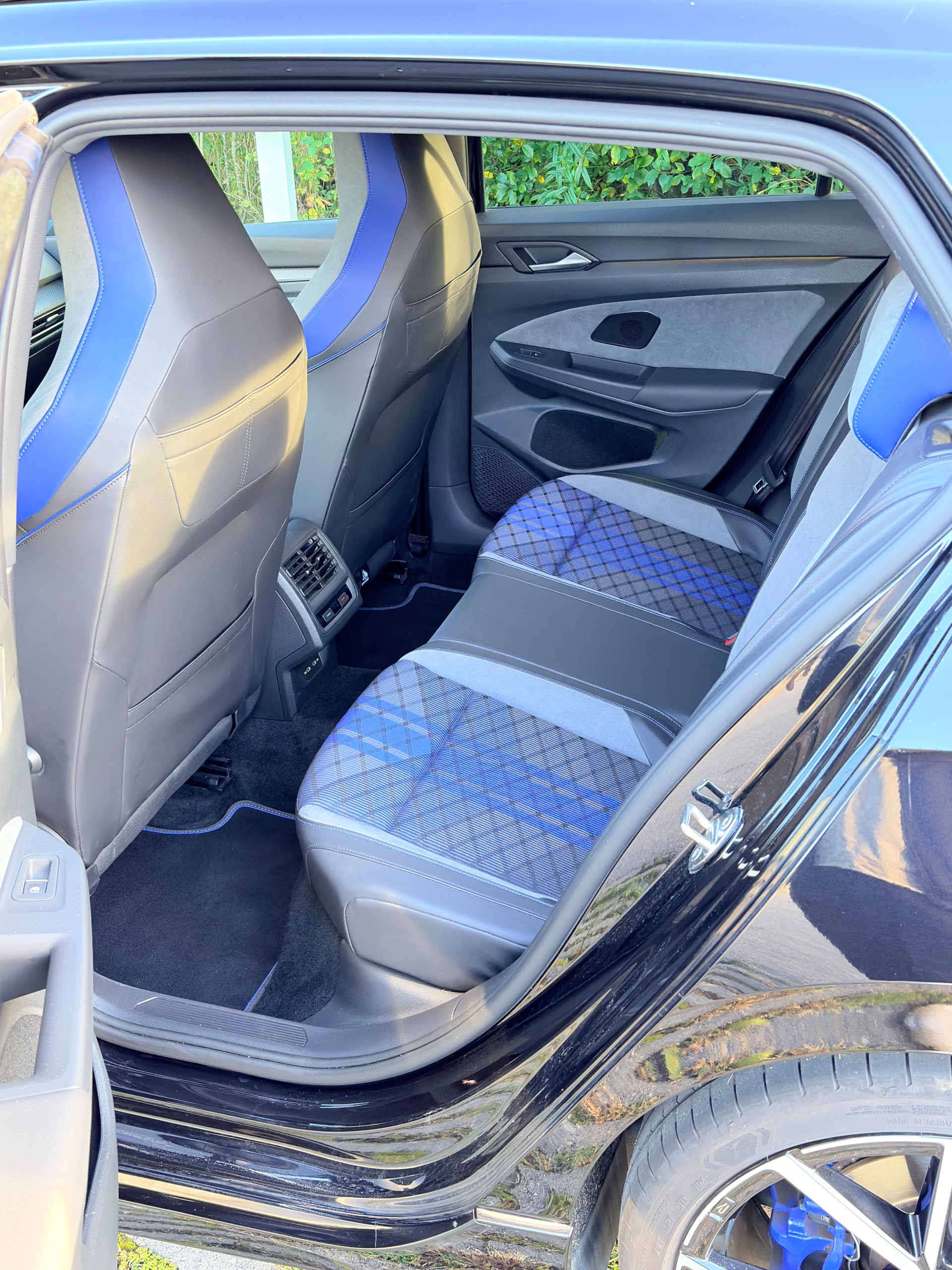 VW Golf 2.0 TSI R DSG 4Motion-image-3