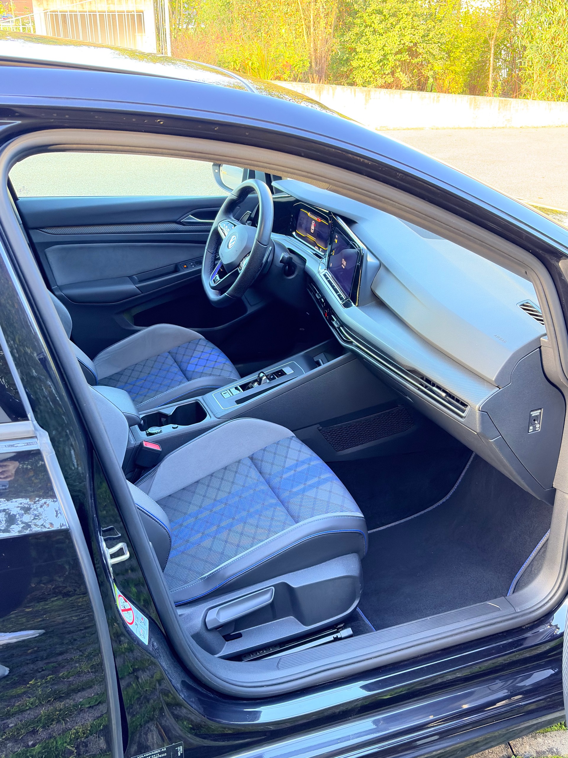 VW Golf 2.0 TSI R DSG 4Motion-image-2