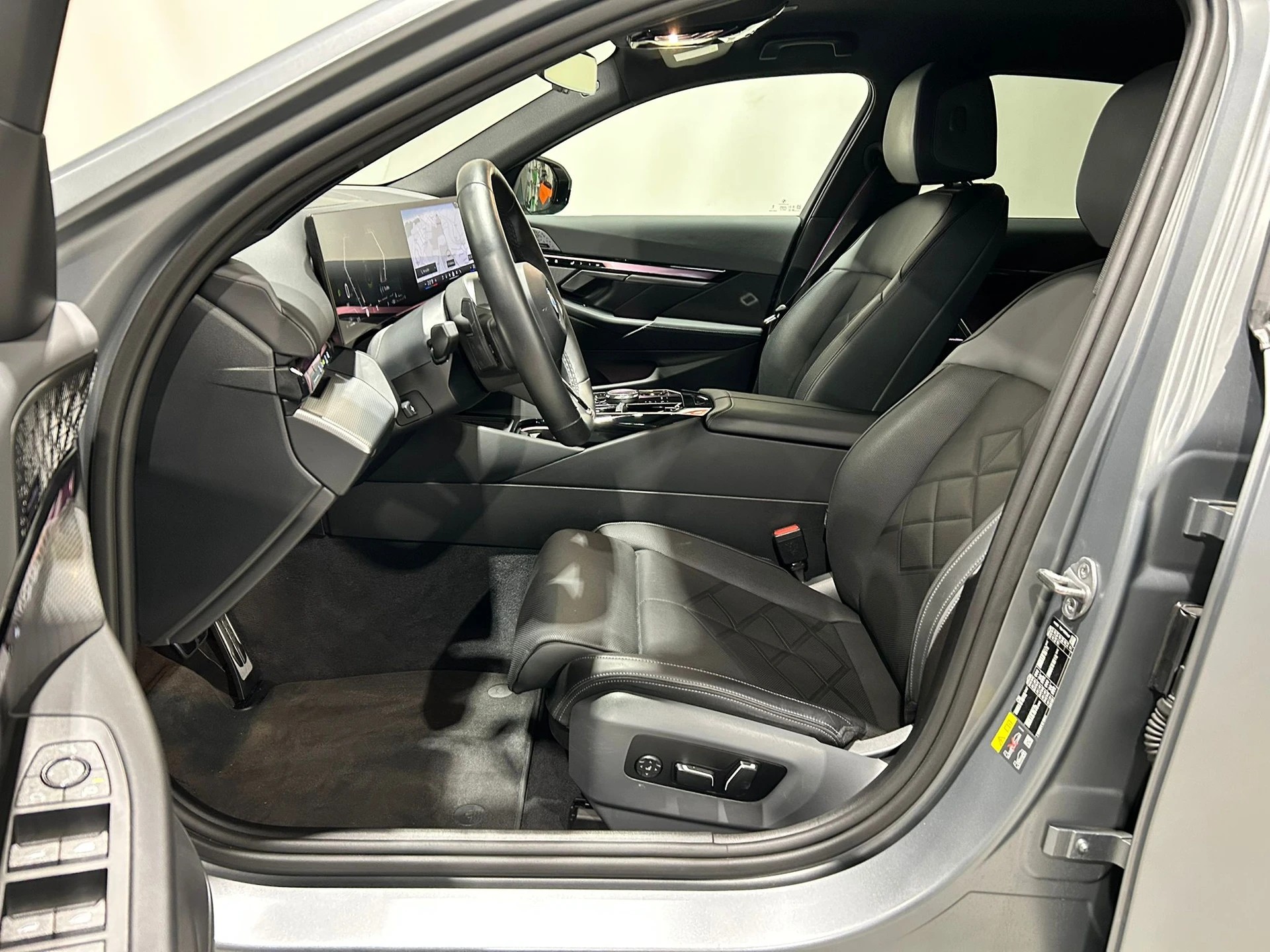 BMW 550e xDrive M-SPORT CH FAHRZEUG-image-6