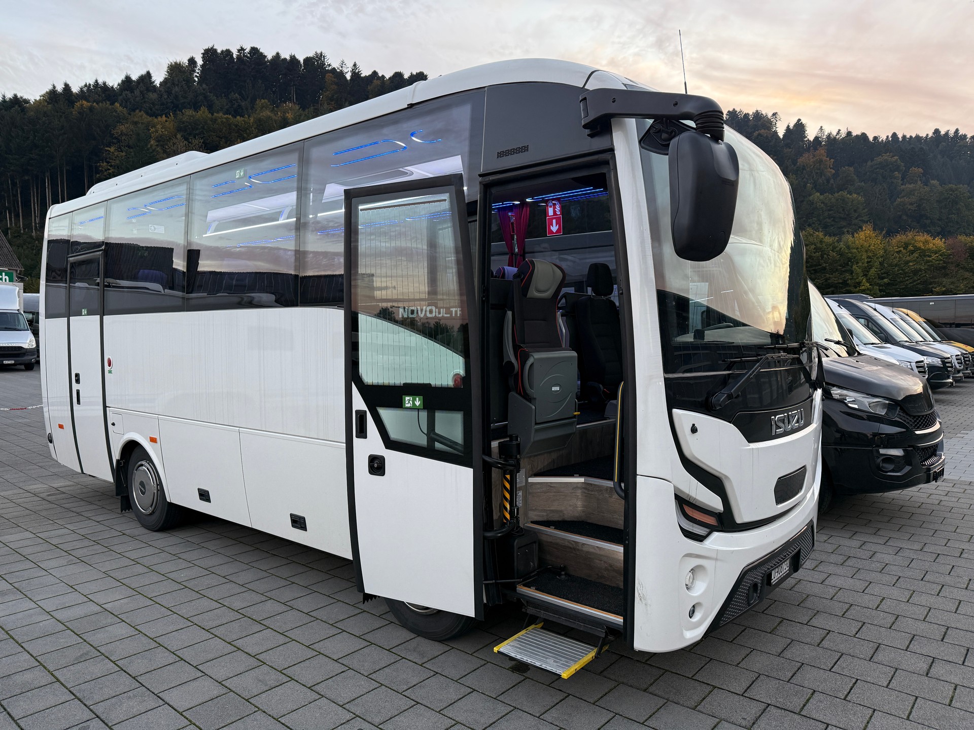 ISUZU AOS Novo Ultra Midibus-image-0