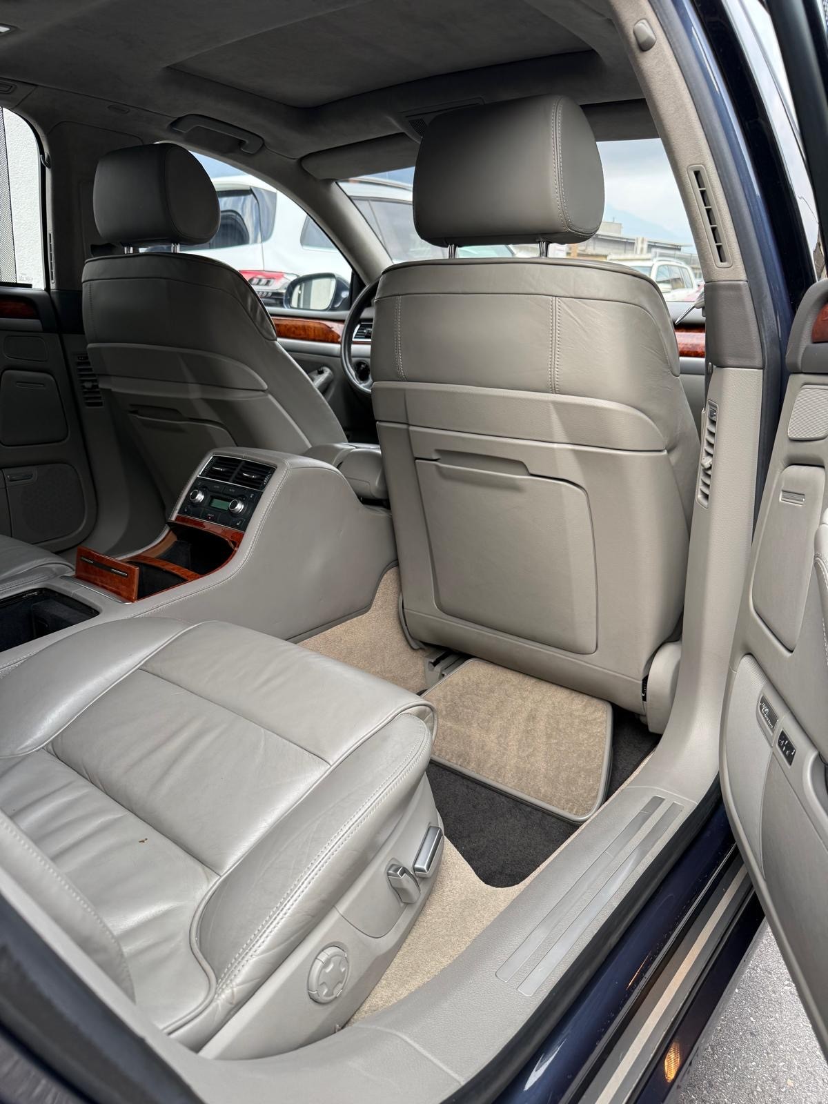 AUDI A8 L 6.0 quattro tiptronic-image-9