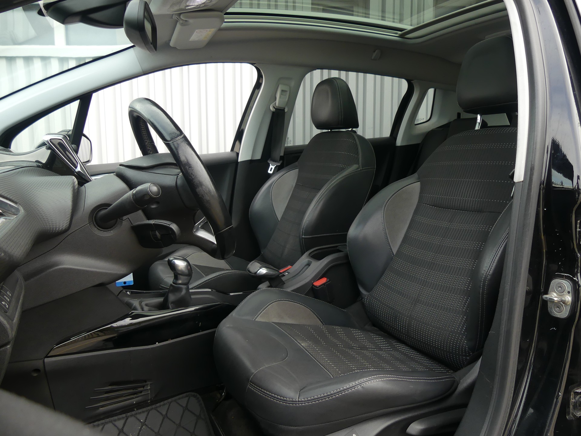 PEUGEOT 2008 1.2 PureTech Allure-image-7