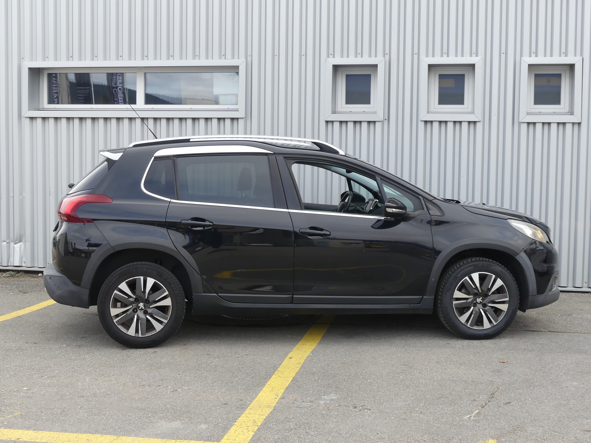 PEUGEOT 2008 1.2 PureTech Allure-image-2