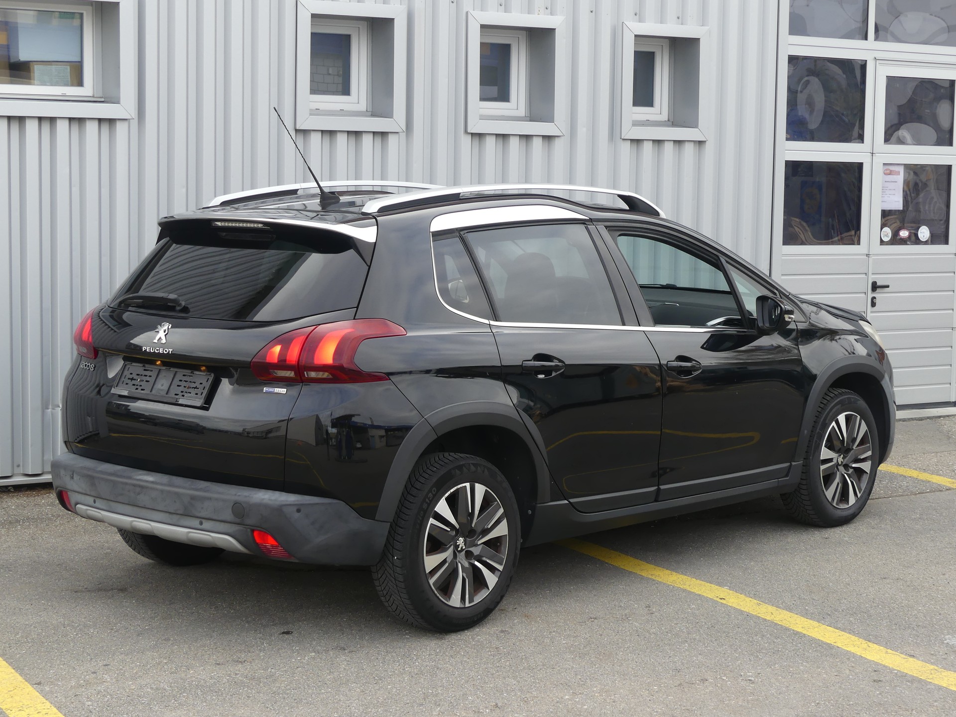 PEUGEOT 2008 1.2 PureTech Allure-image-5