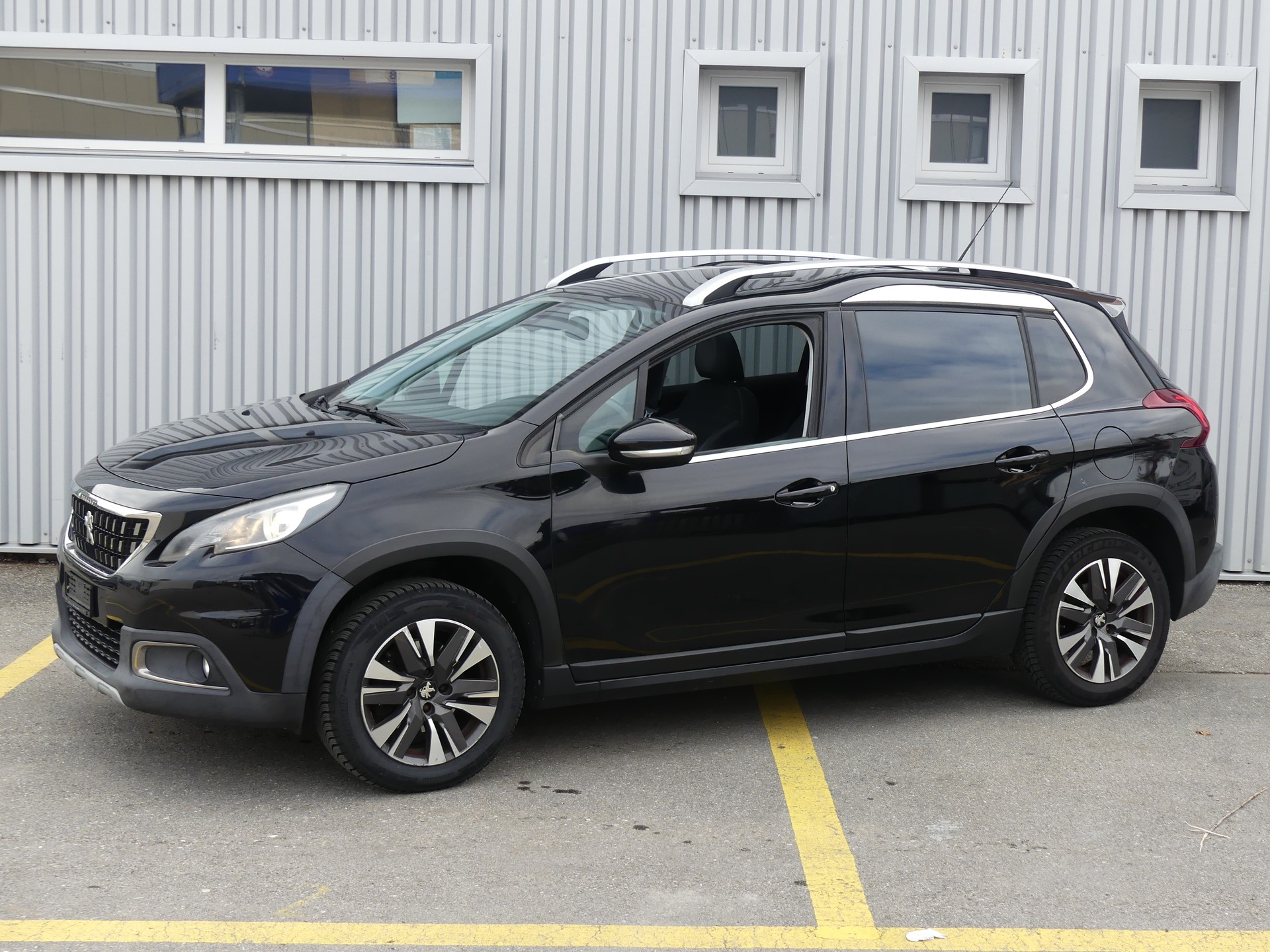 PEUGEOT 2008 1.2 PureTech Allure-image-1