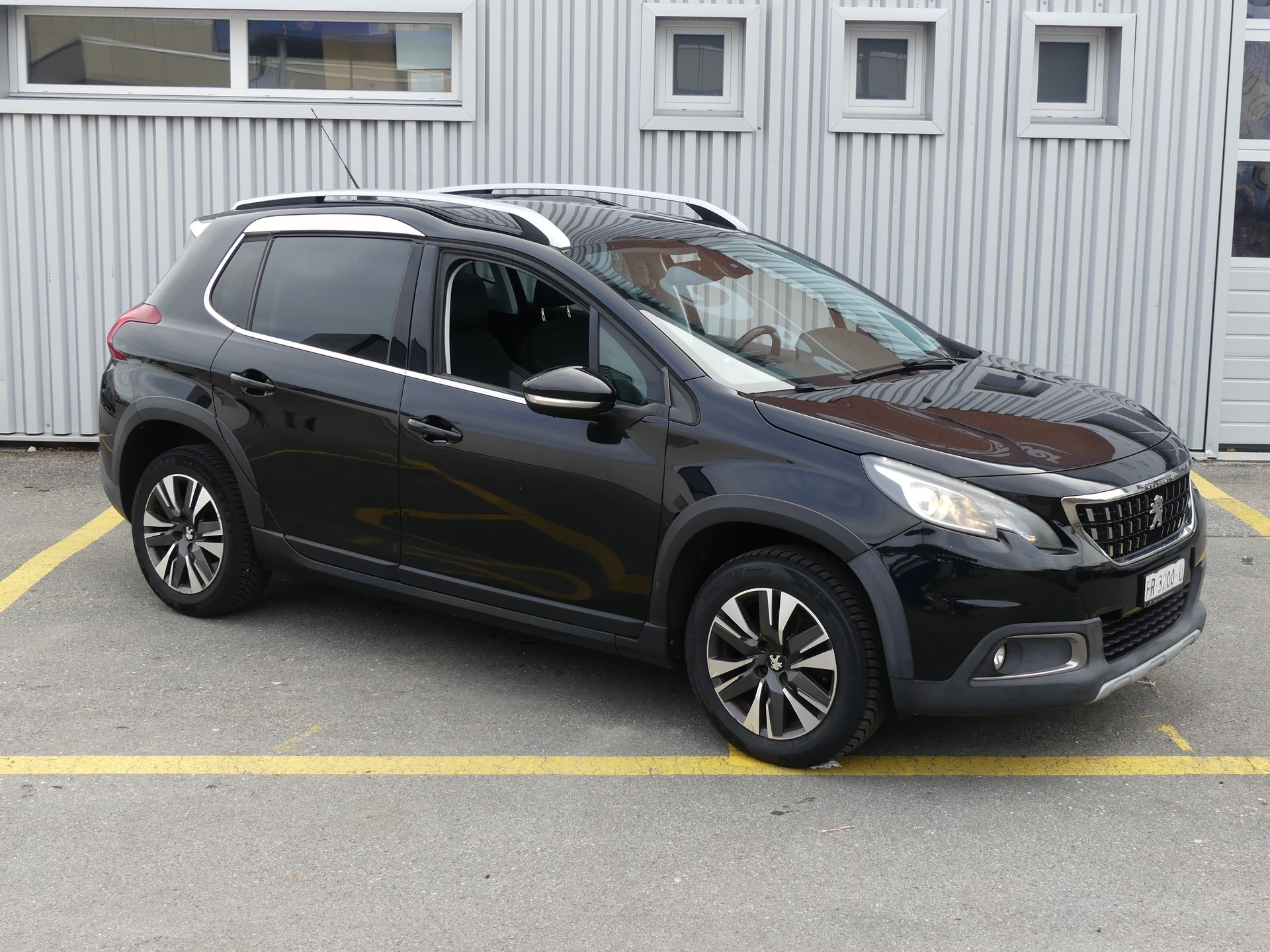 PEUGEOT 2008 1.2 PureTech Allure-image-4