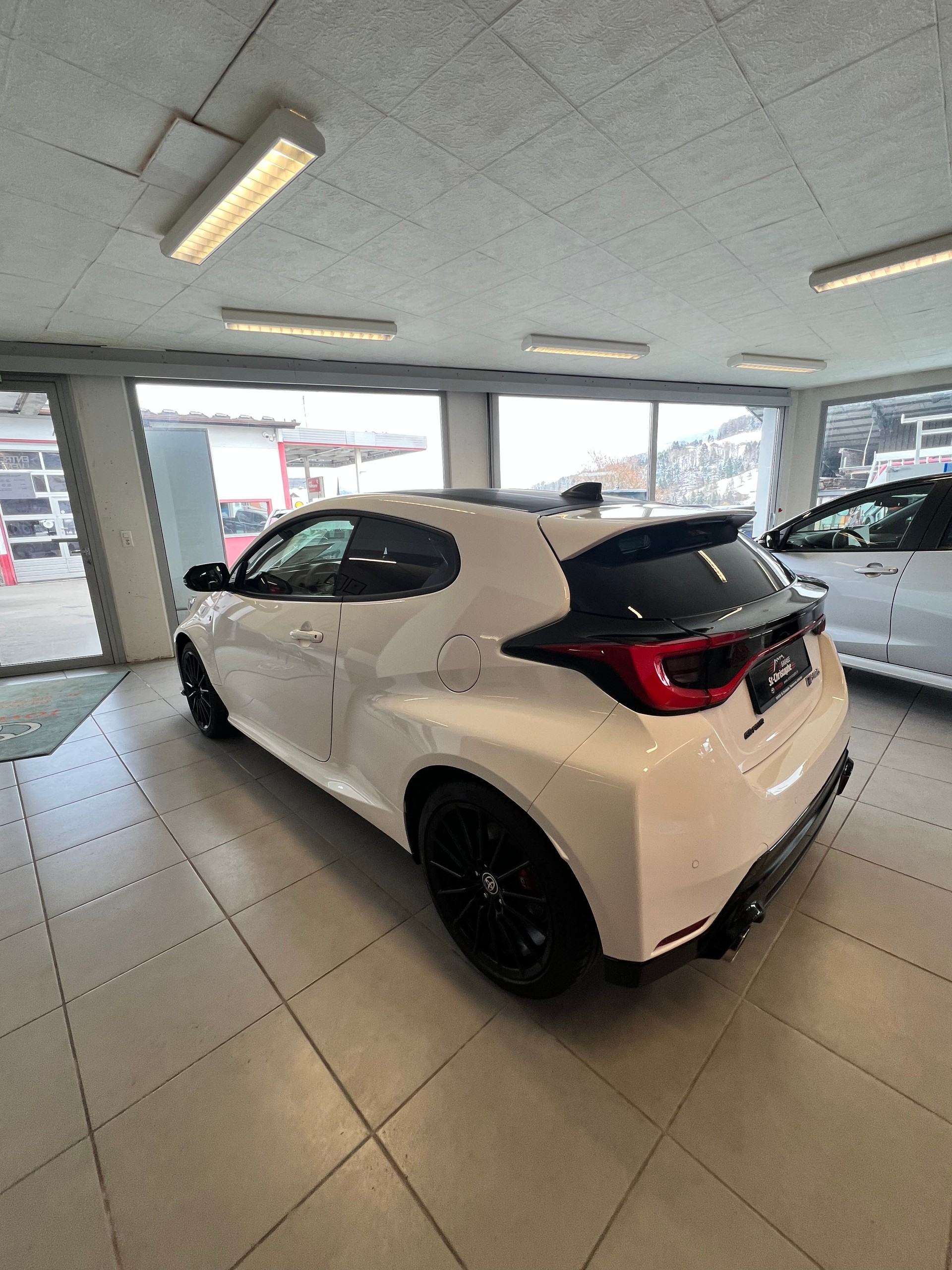 TOYOTA Yaris 1.6 GR Sport A-image-3