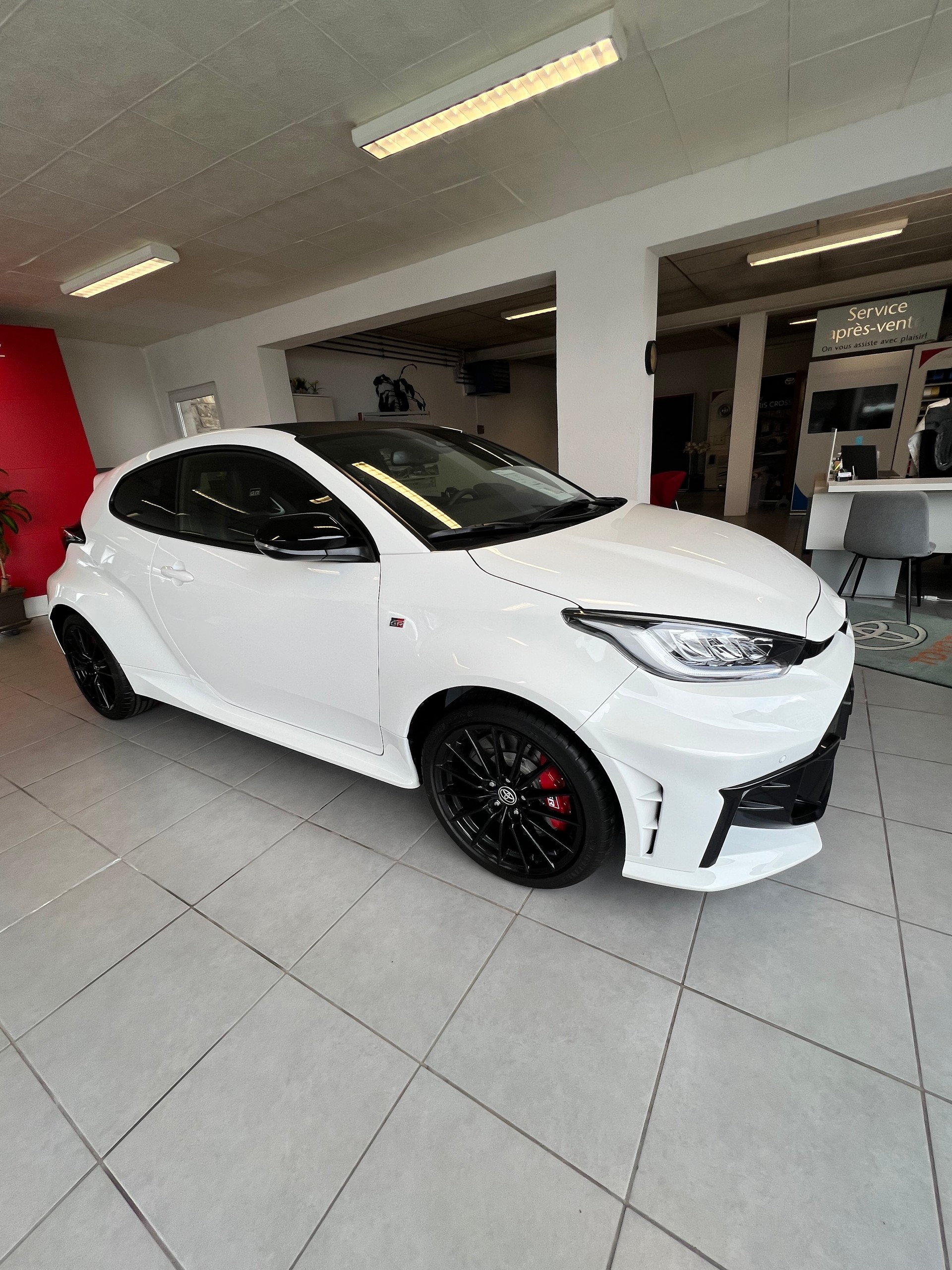 TOYOTA Yaris 1.6 GR Sport A-image-1