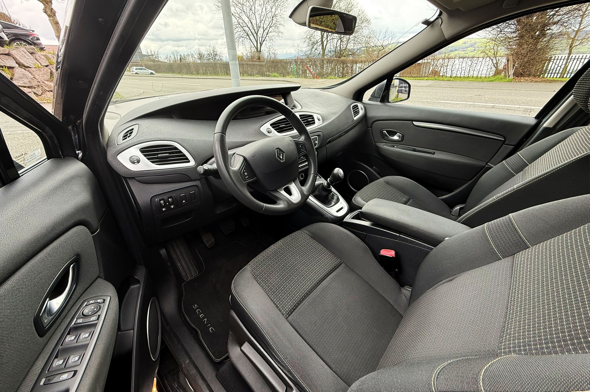 RENAULT Grand Scénic 1.4 16V Turbo Expression-image-9