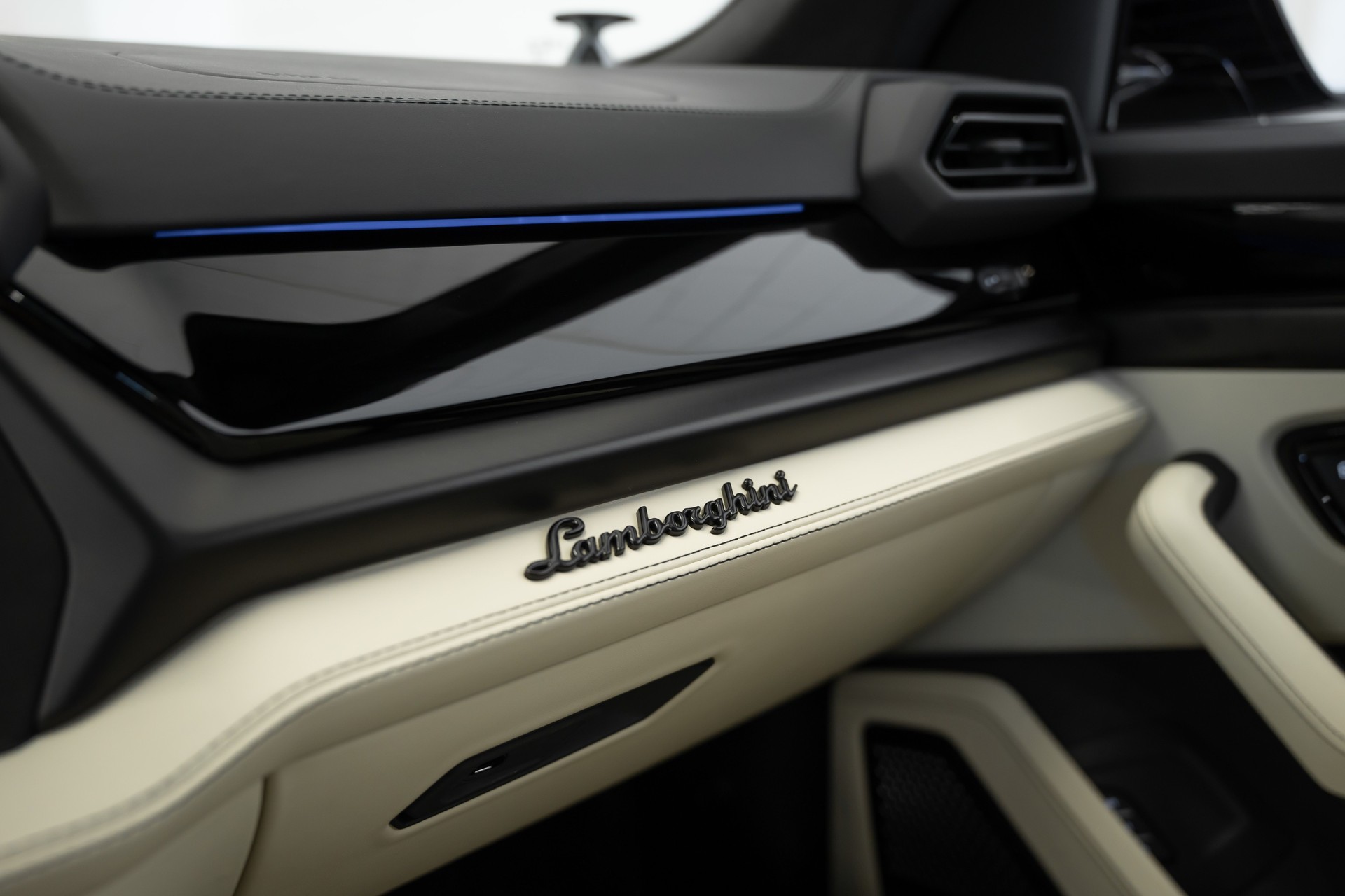LAMBORGHINI Urus SE-image-25