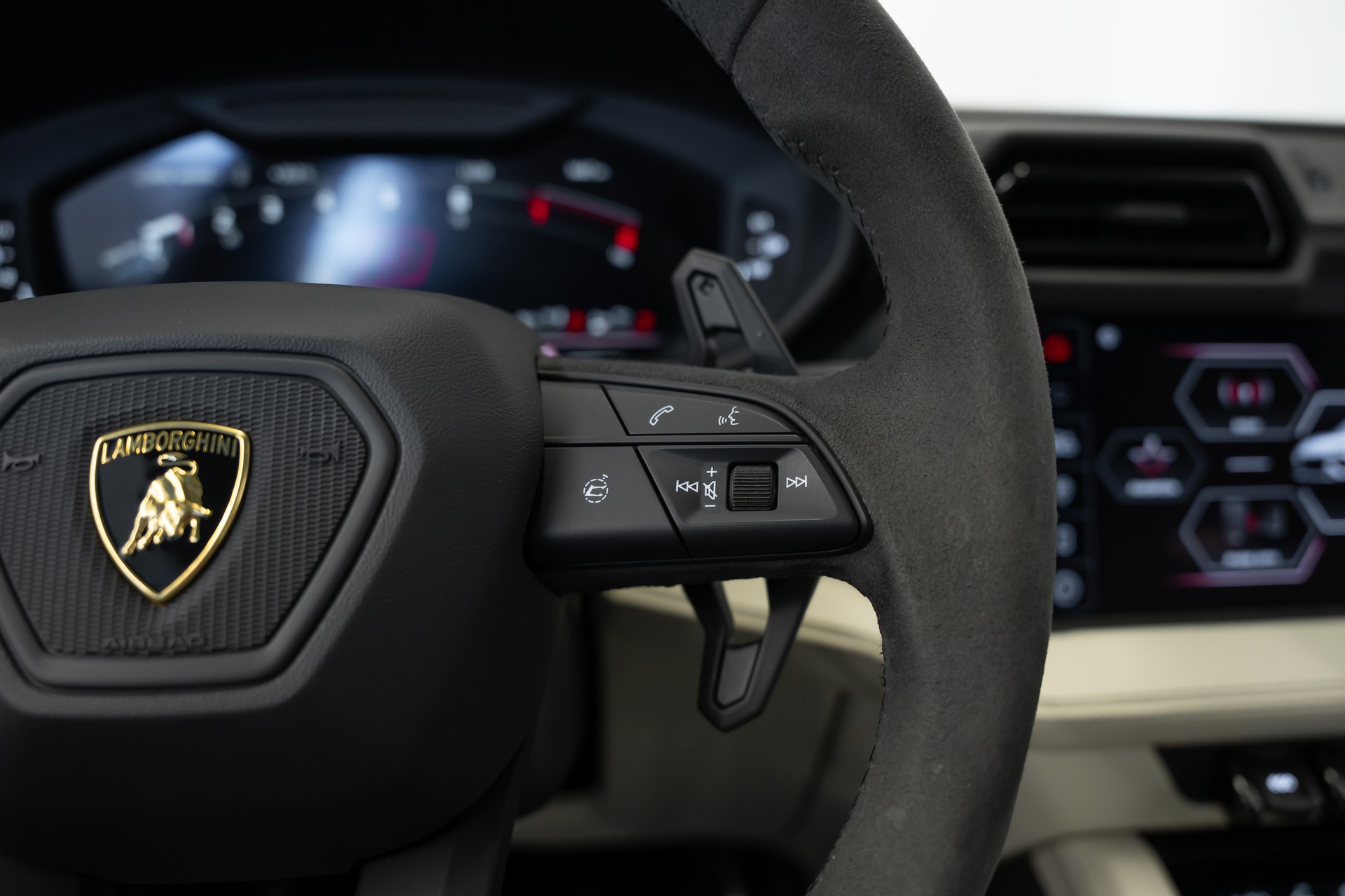 LAMBORGHINI Urus SE-image-23