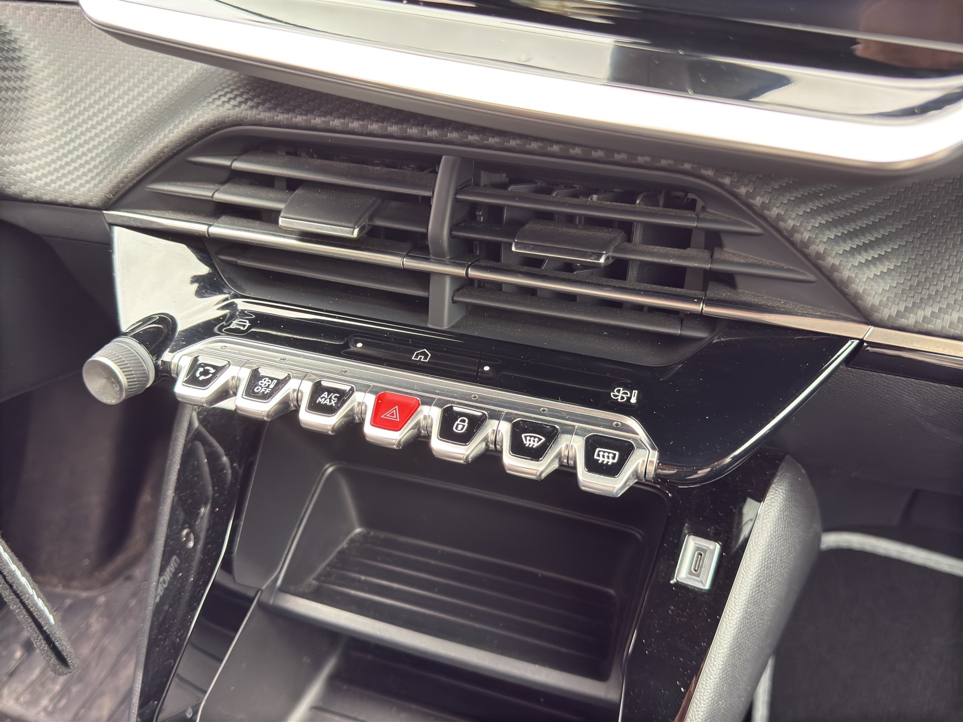 PEUGEOT 2008 1.2 Hybrid 145 Style-image-29
