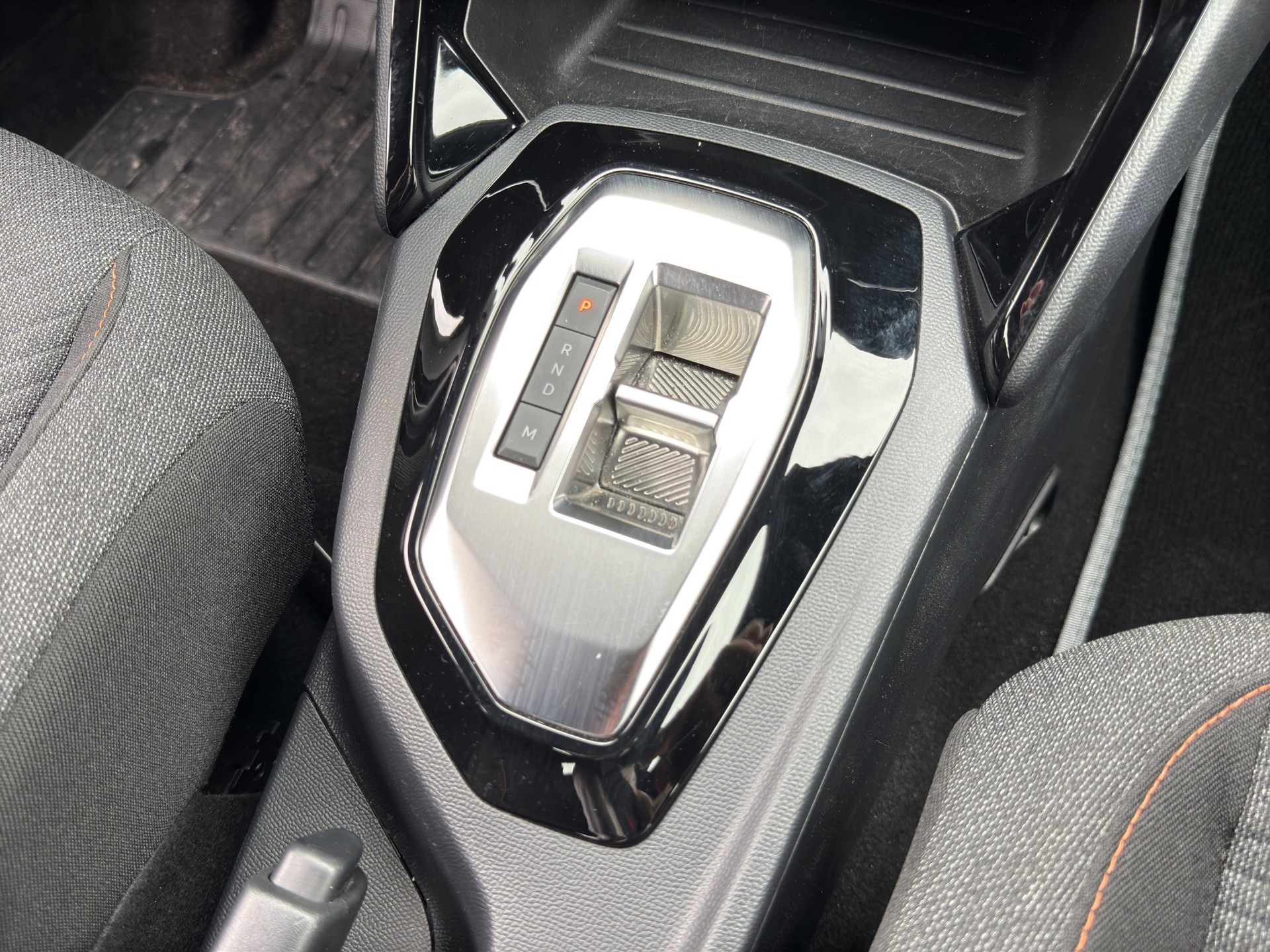 PEUGEOT 2008 1.2 Hybrid 145 Style-image-30