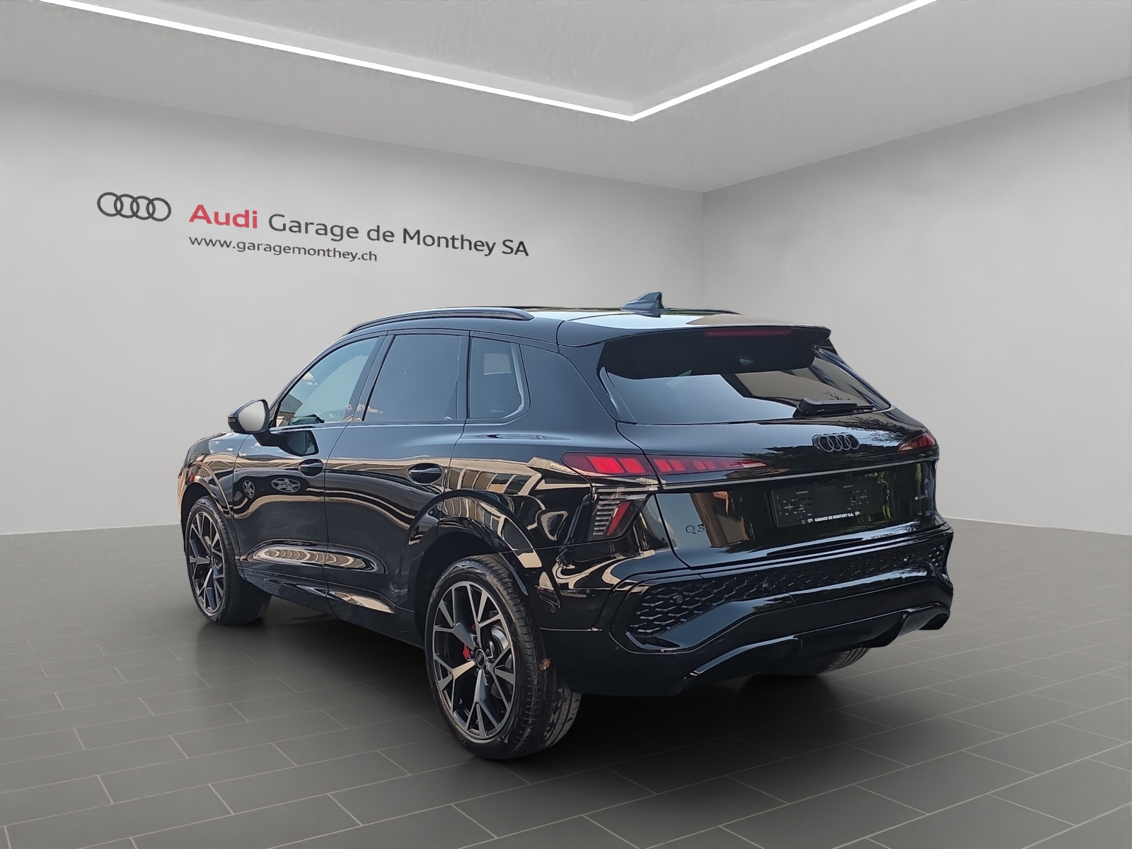 AUDI Q3 SUV TFSI quattro 195 kW S tronic-image-3