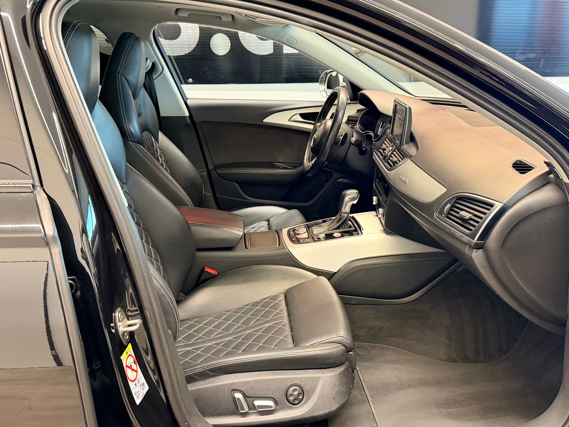 AUDI S6 Avant 4.0 TFSI V8 quattro S-tronic-image-22