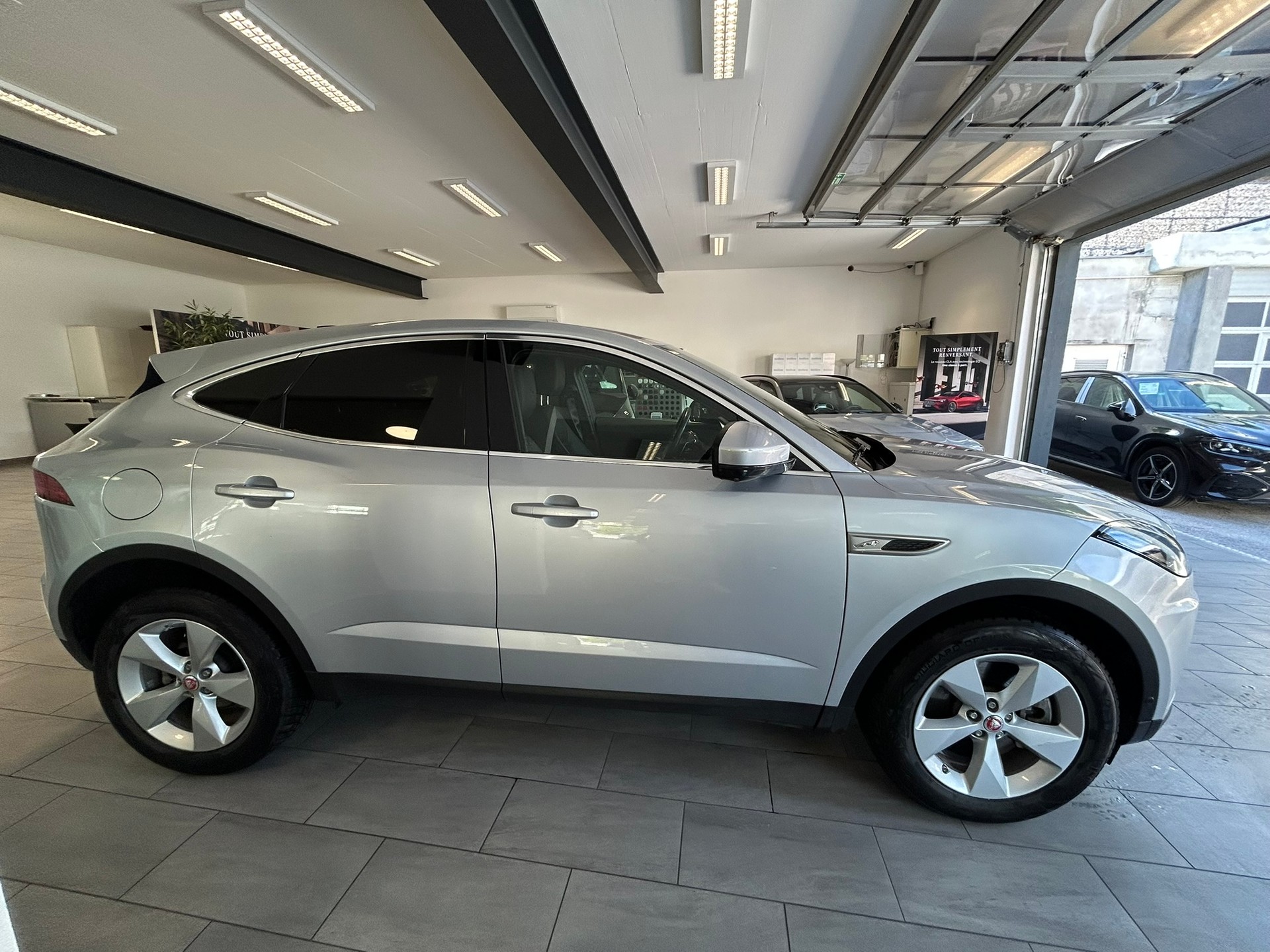 JAGUAR E-Pace 2.0 P200 AWD S-image-4