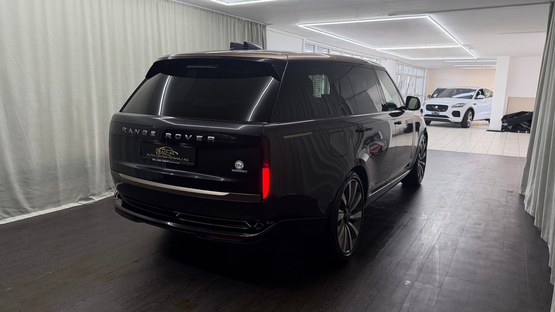 LAND ROVER Range Rover LWB P530 4.4 V8 SV Automatic-image-3